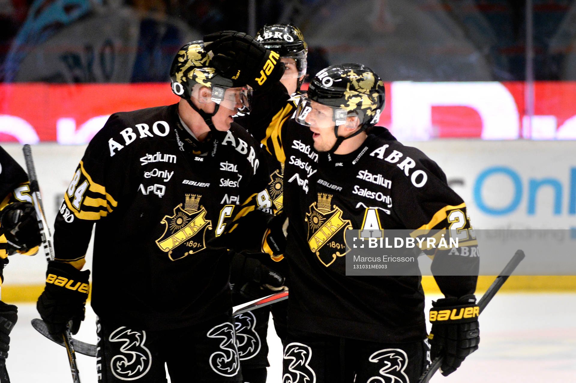s Patric Blomdahl (tv) jublar med Jonas Liwing