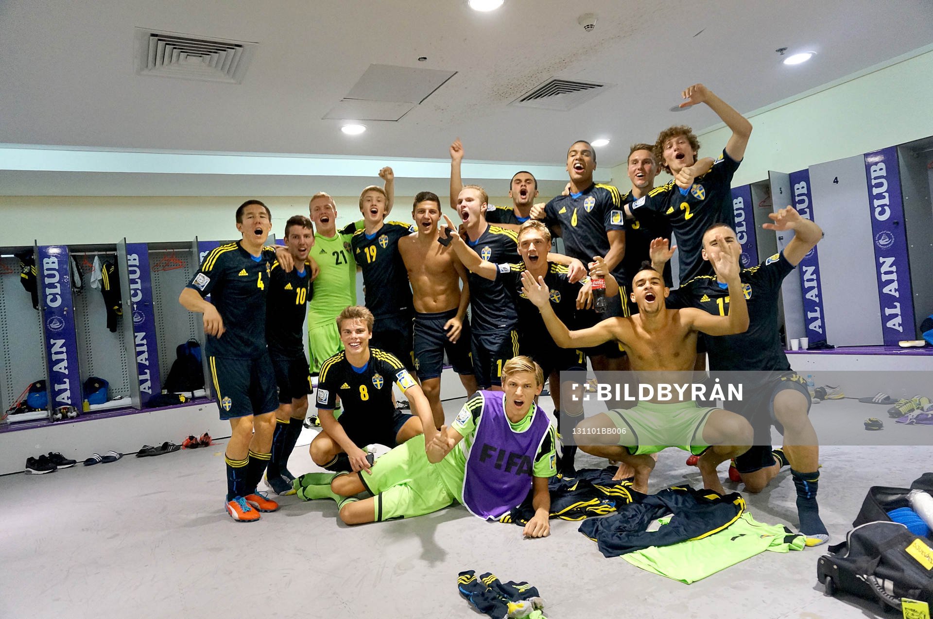 I denna handoutbild från Svenska Fotbollsförbundet syns de svenska spelarna som jublar över segern i kvartsfinalen av U17 VM i fotboll mellan Honduras och Sverige, den 1 november 2013 i Al Ain, Förenade Arabemiraten.