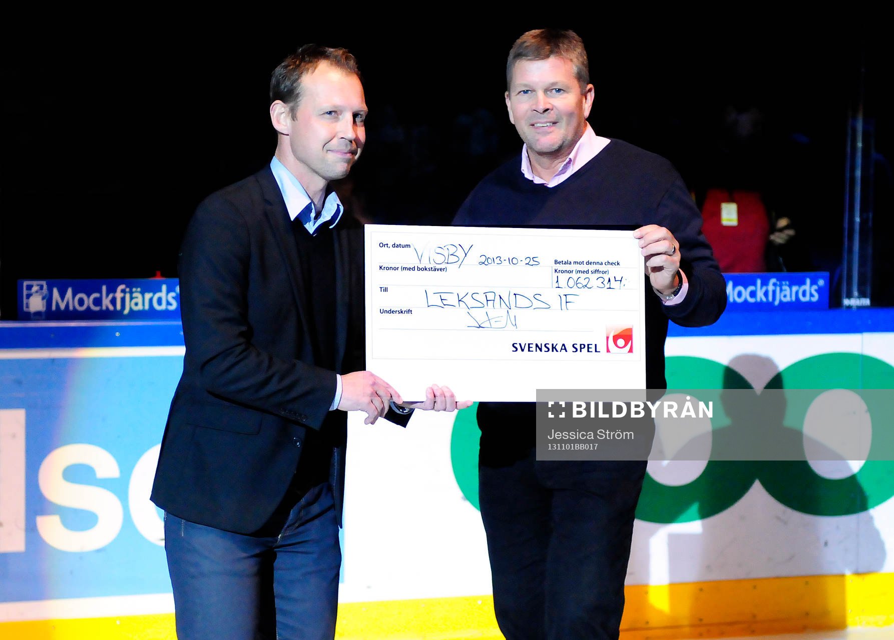 Leksands ungdomsförening tar emot en check från Svenska