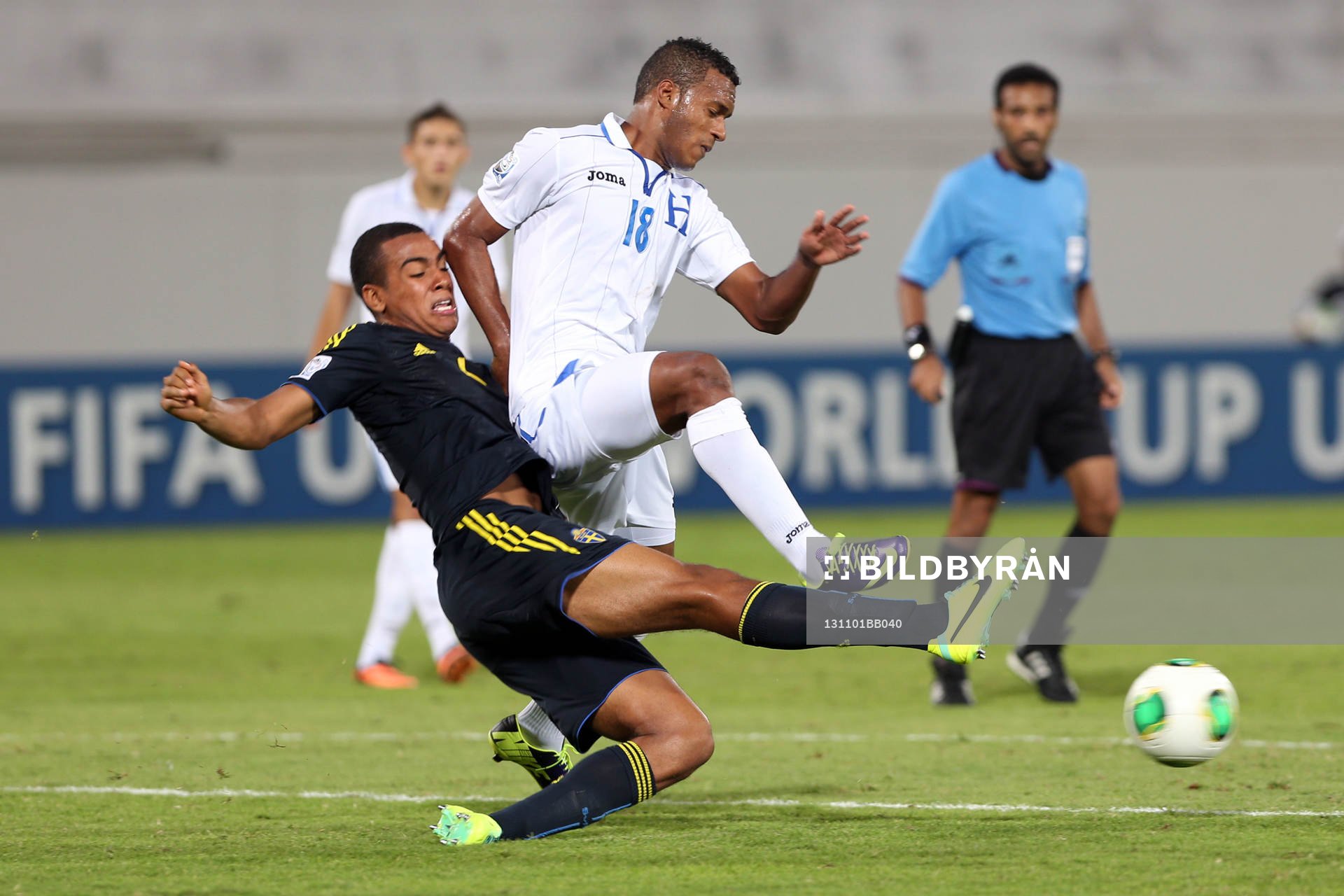 Sveriges Noah Sonko i kamp om bollen med Honduras Jorge