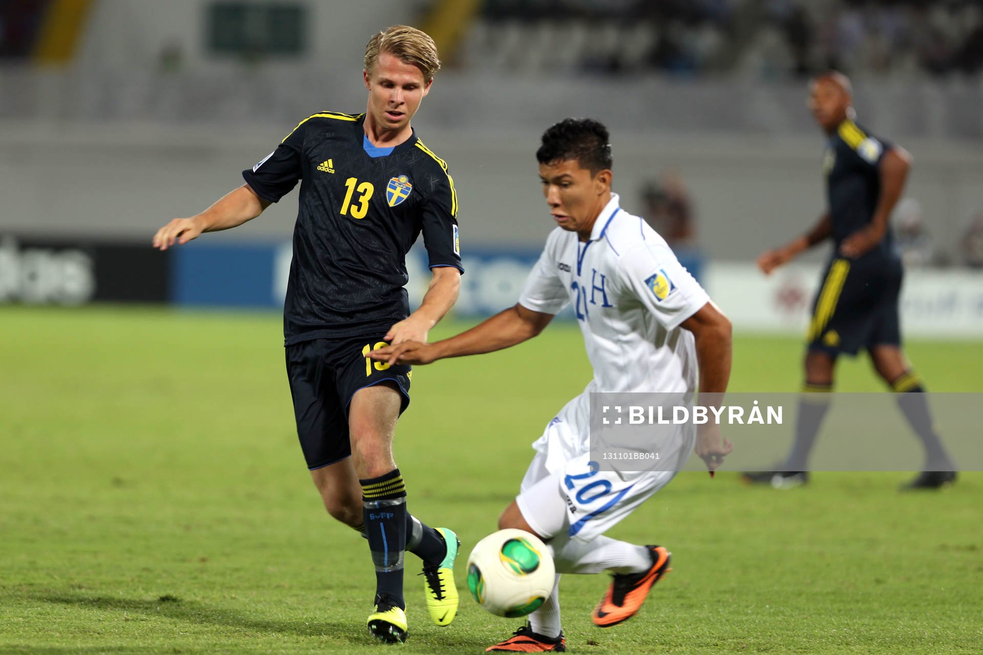 Sveriges Viktor Nordin jagar Honduras Kevin Lopez