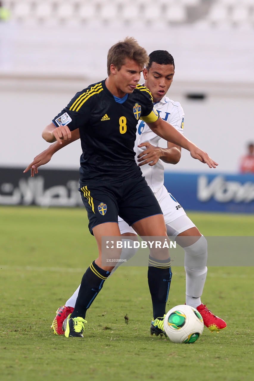 Sveriges Elias Andersson i kamp om bollen med Honduras