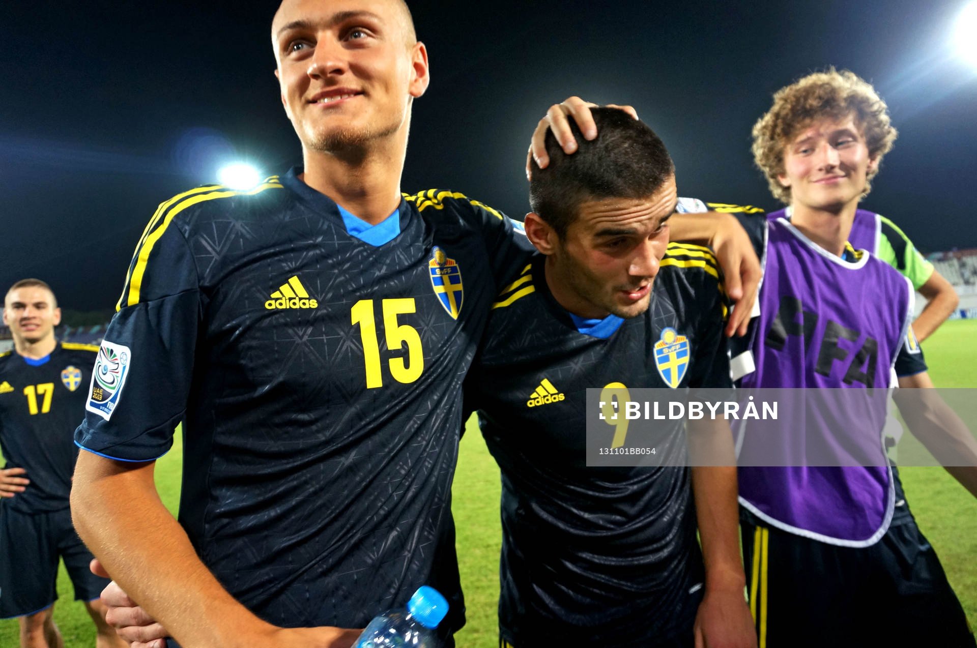 I denna handoutbild från Svenska Fotbollsförbundet syns Sveriges Gentrit Citaku och Valmir Berisha jublar efter segern i kvartsfinalen av U17 VM i fotboll mellan Honduras och Sverige, den 1 november 2013 i Al Ain, Förenade Arabemiraten.
© BILDBYRÅN -