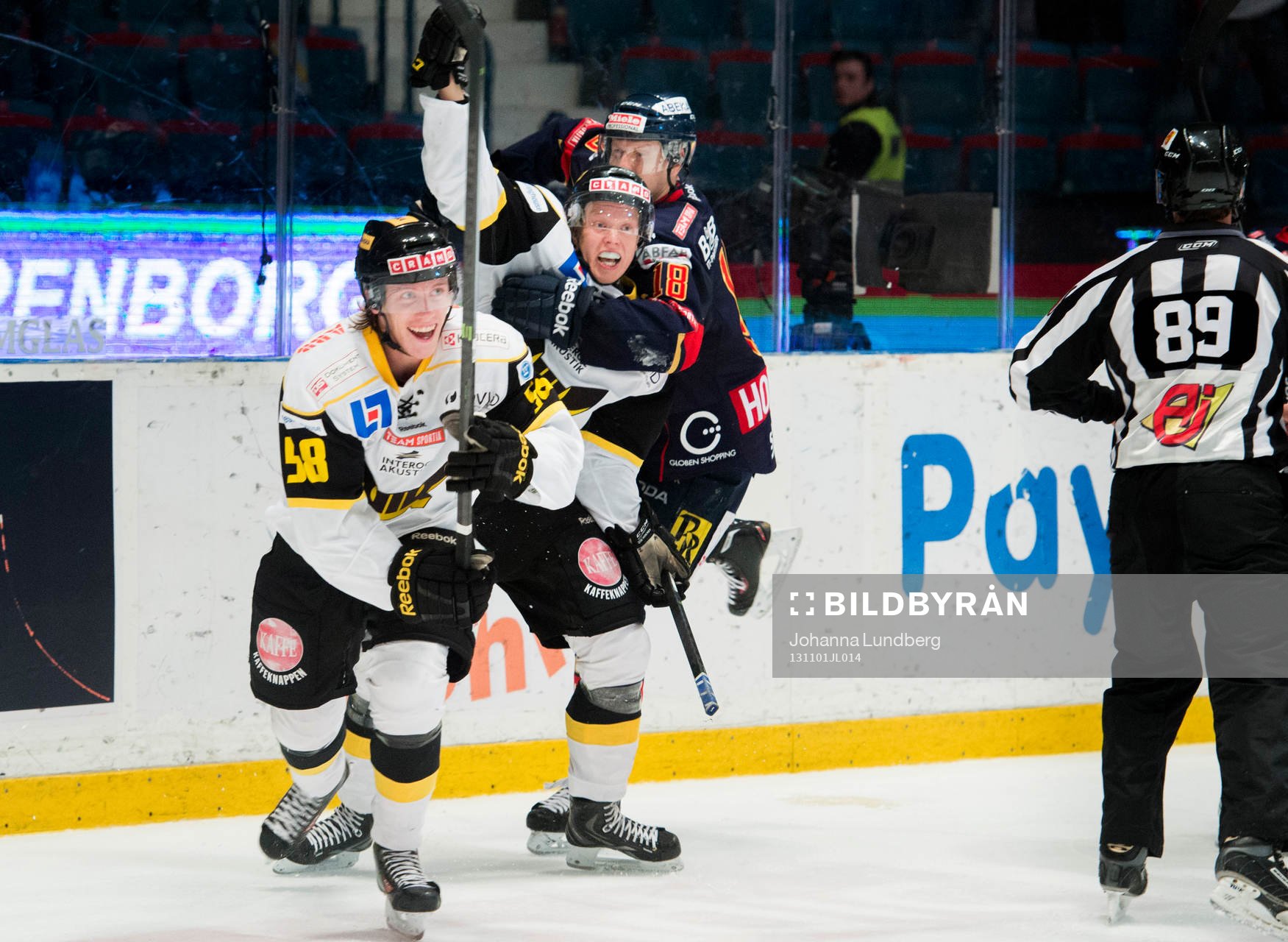 Markus Kinisjärvi  hålls fast av Michael Holmqvist när