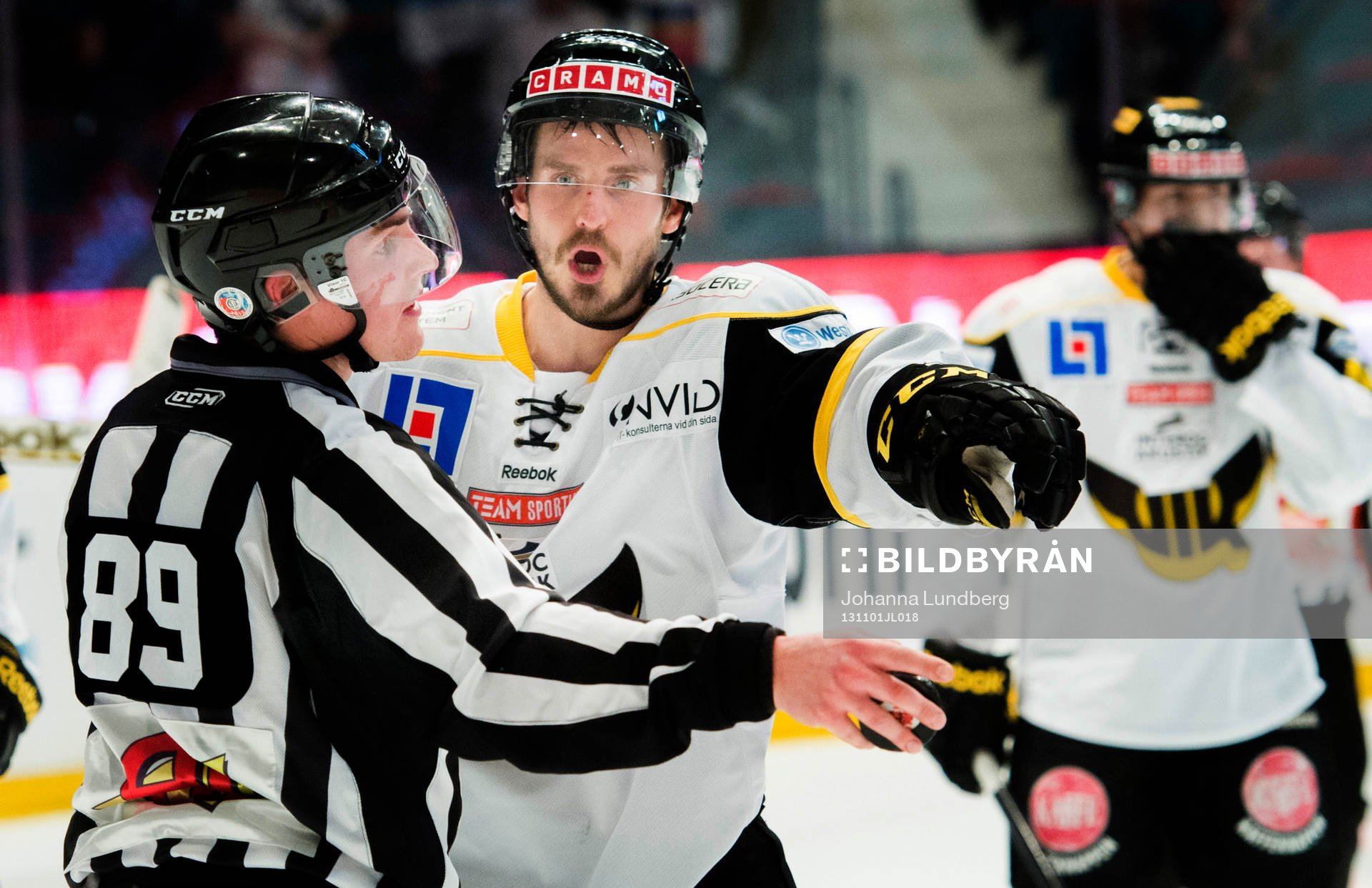 Andreas Frisk i diskussion med domaren