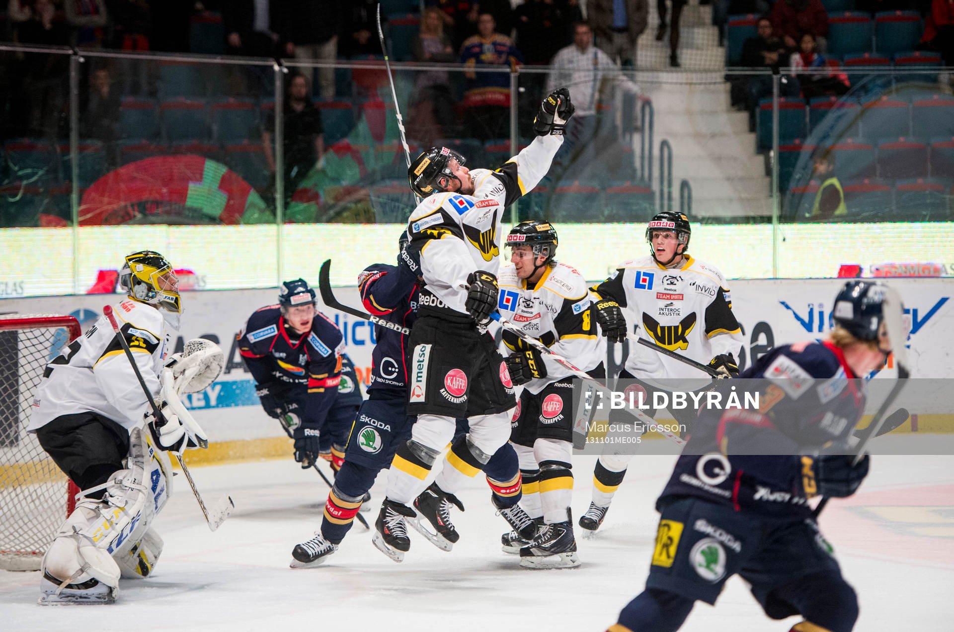 Västerås Andreas Frisk hoppar upp och plockar ned pucken