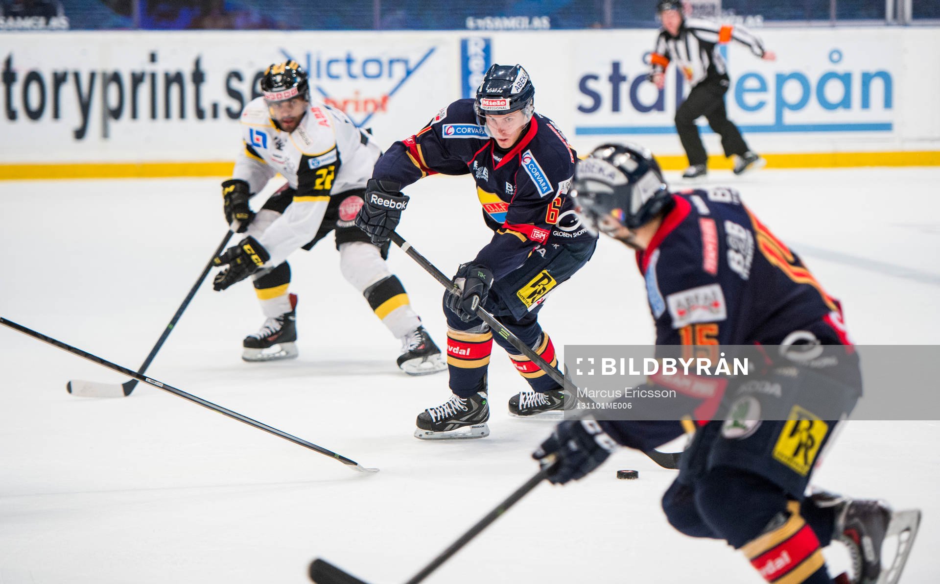 Djurgårdens Markus Ljungh spelar fram Steve Saviano