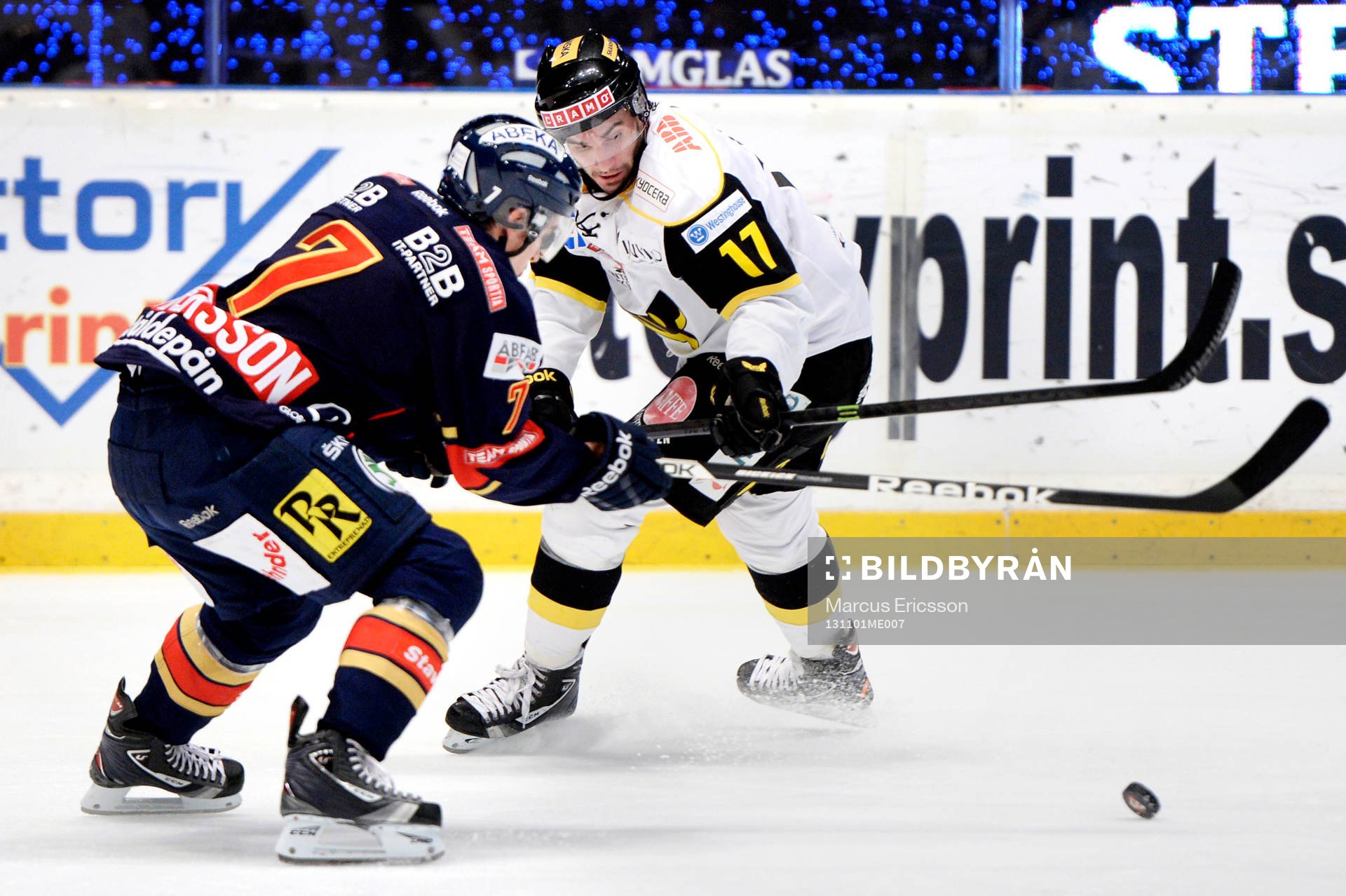 Djurgårdens Nils Andersson och Västerås Luca Caputi