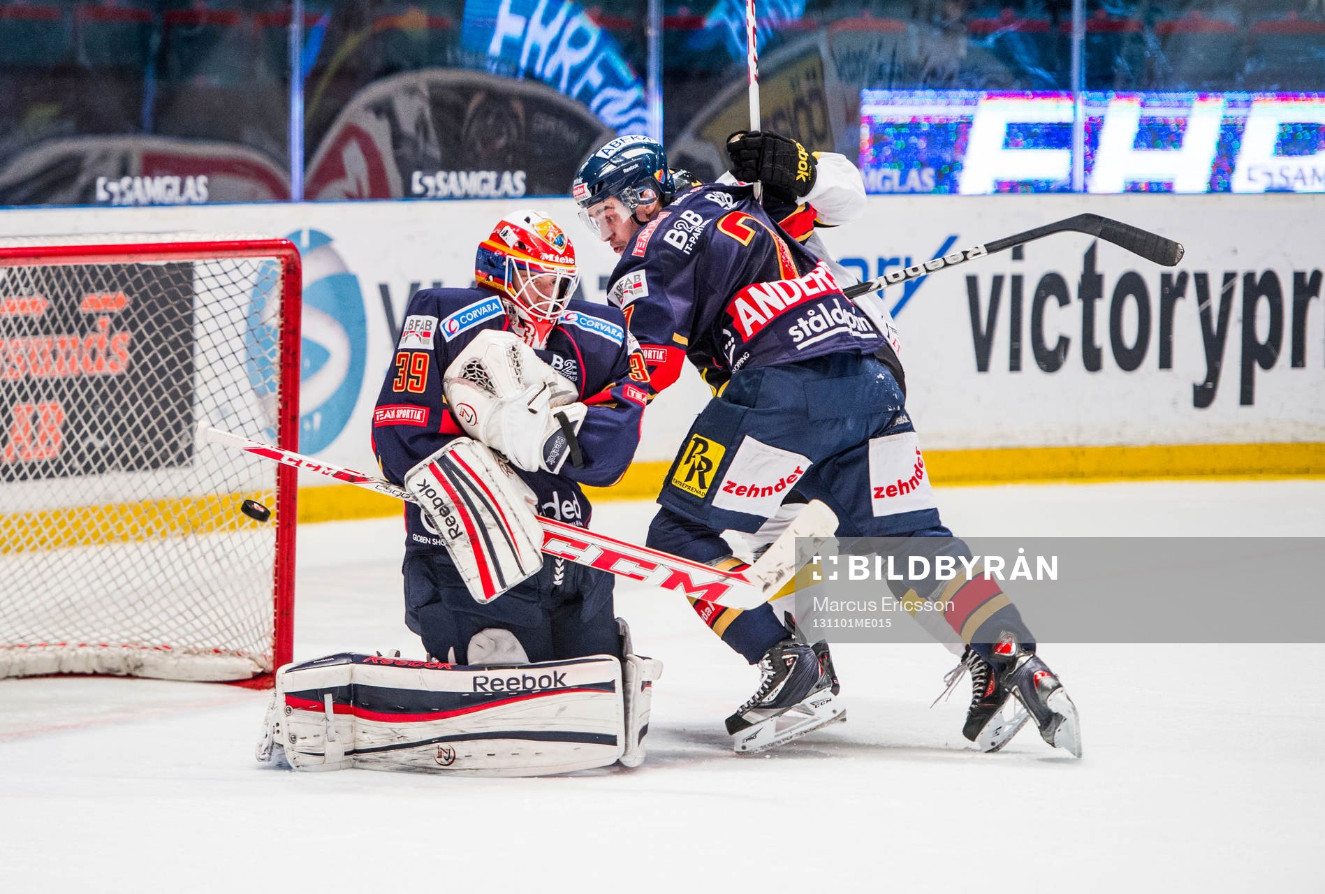 Djurgårdens målvakt Adam Reideborn tappar pucken som