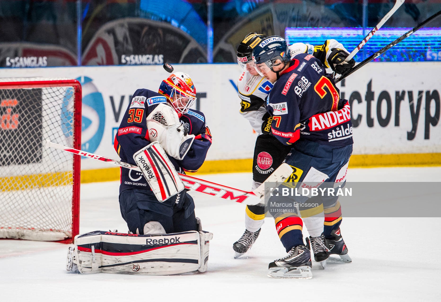 Djurgårdens målvakt Adam Reideborn tappar pucken som