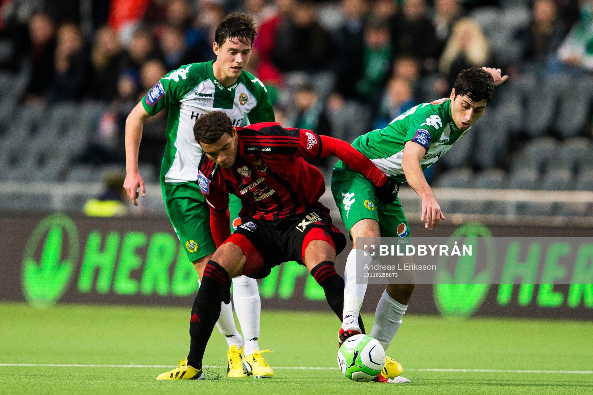Östersunds Eder Lopez Carreras i kamp om bollen mellan Hammarbys Robin Tranberg och Nahir Besara under fotbollsmatchen i Superettan mellan Hammarby och Östersund den 2 november 2013 i Stockholm.