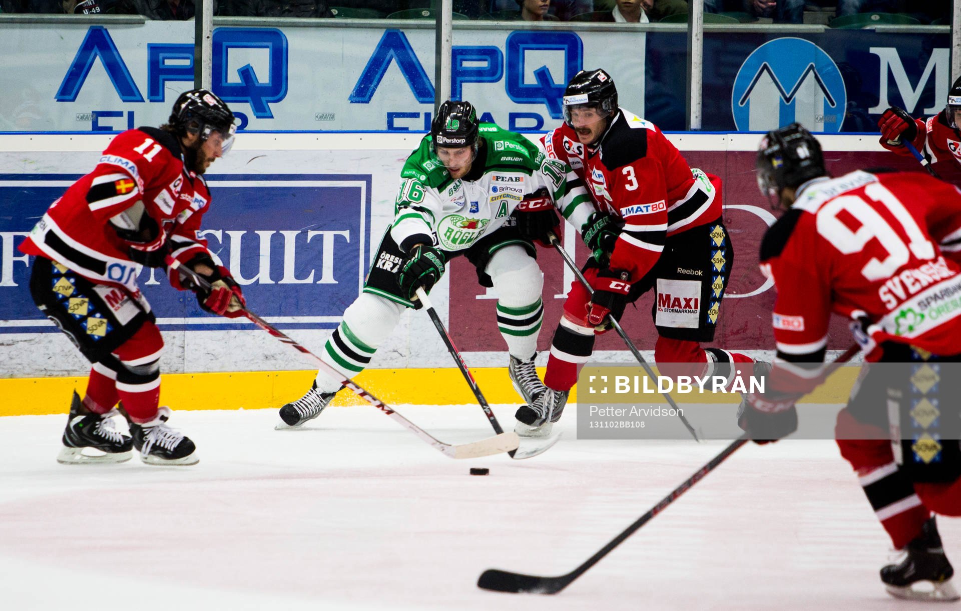 Malmö Redhawks Björn Carlsson och Joey Tentute i kamp om