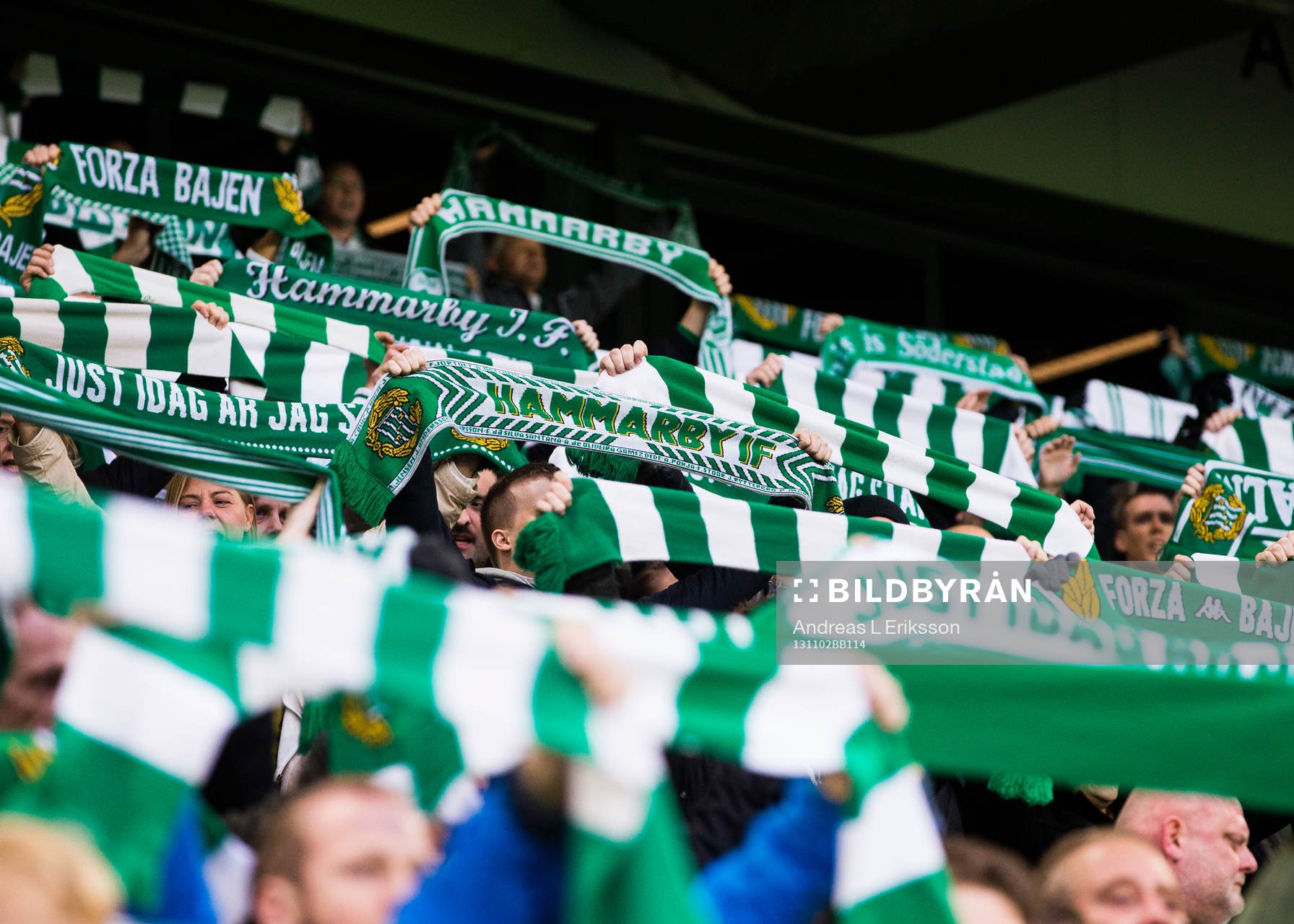Hammarbys supportrar håller up sina halsdukar innan