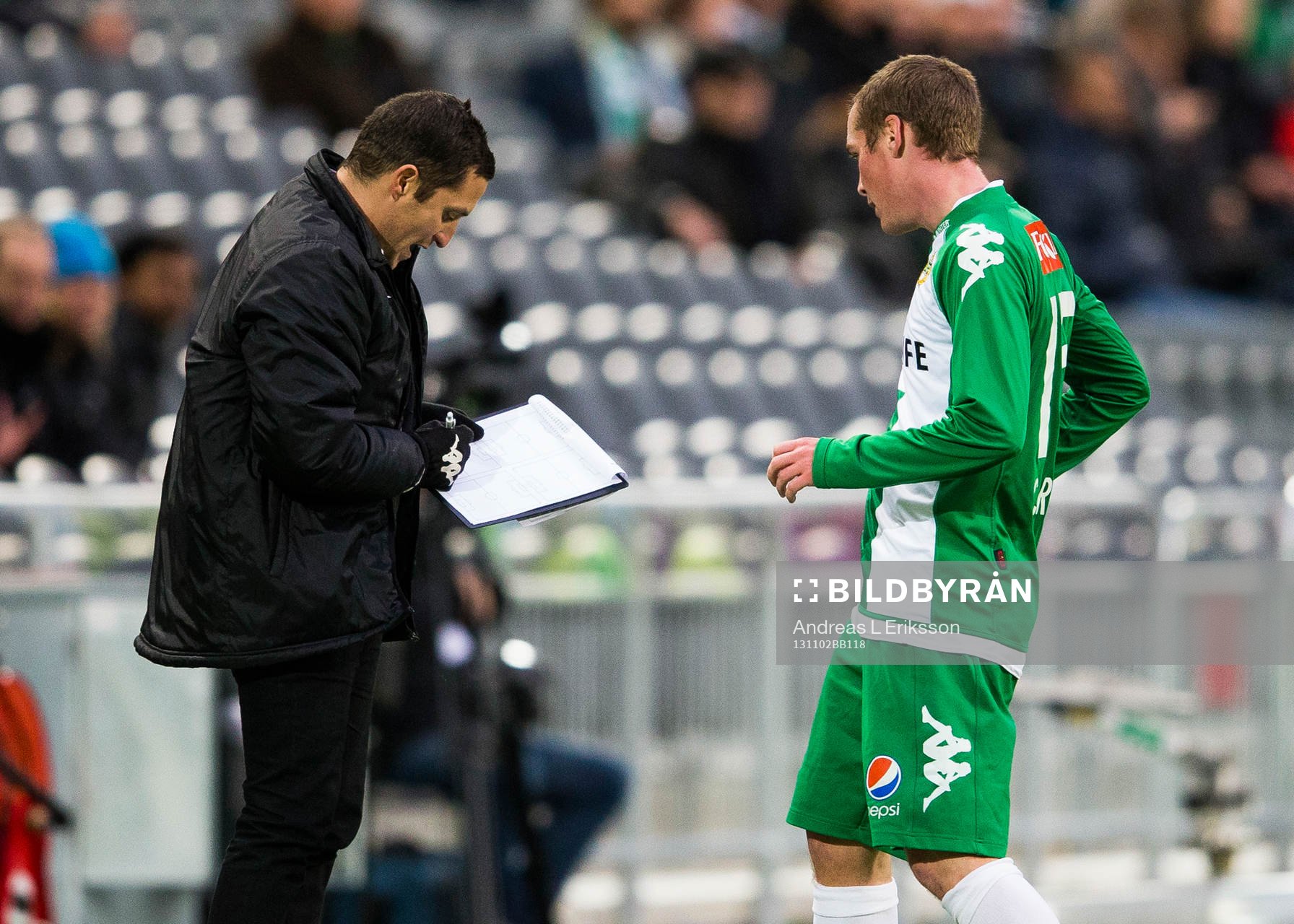 Hammarbys assisterande tränare Carlos Banda ger Hammarbys