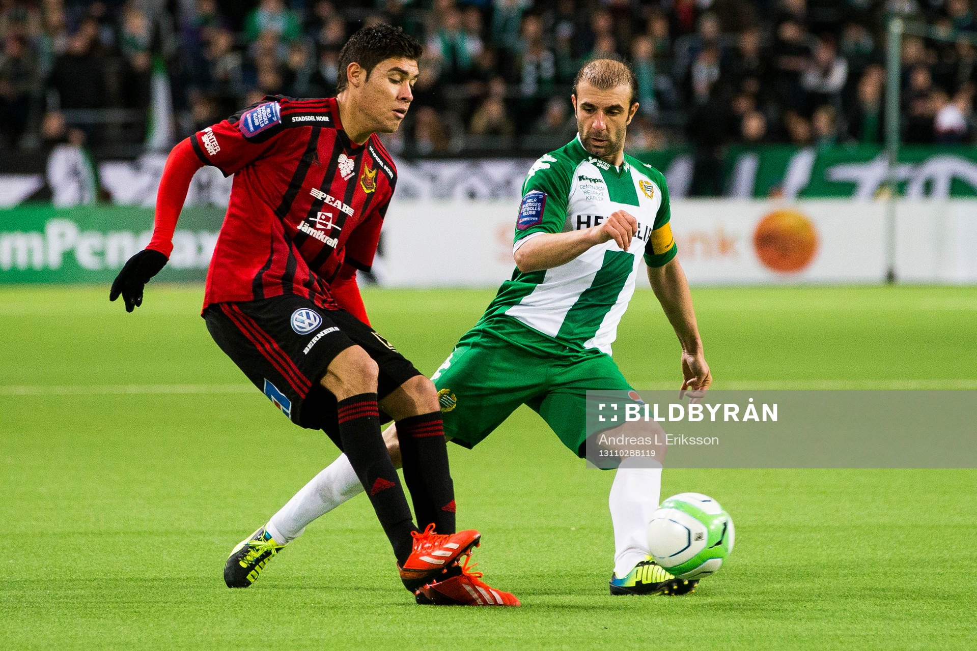 Östersunds Jonathan Azulay i kamp om bollen med Hammarbys