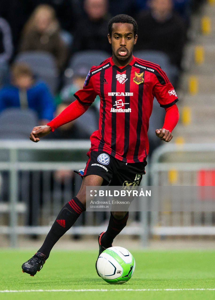 Östersunds Ammar Ahmed med bollen