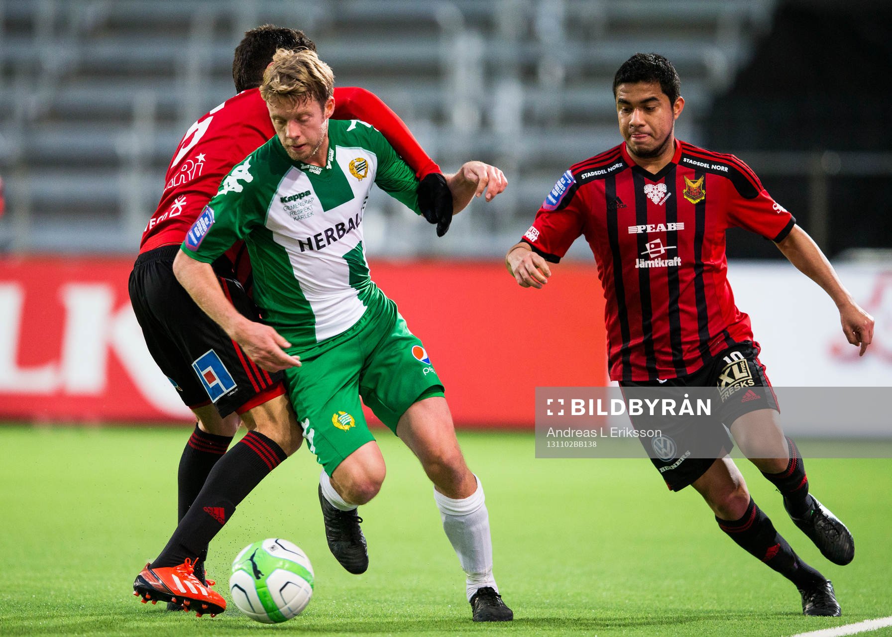 Hammarbys Mikael Rynell i kamp om bollen med Östersunds