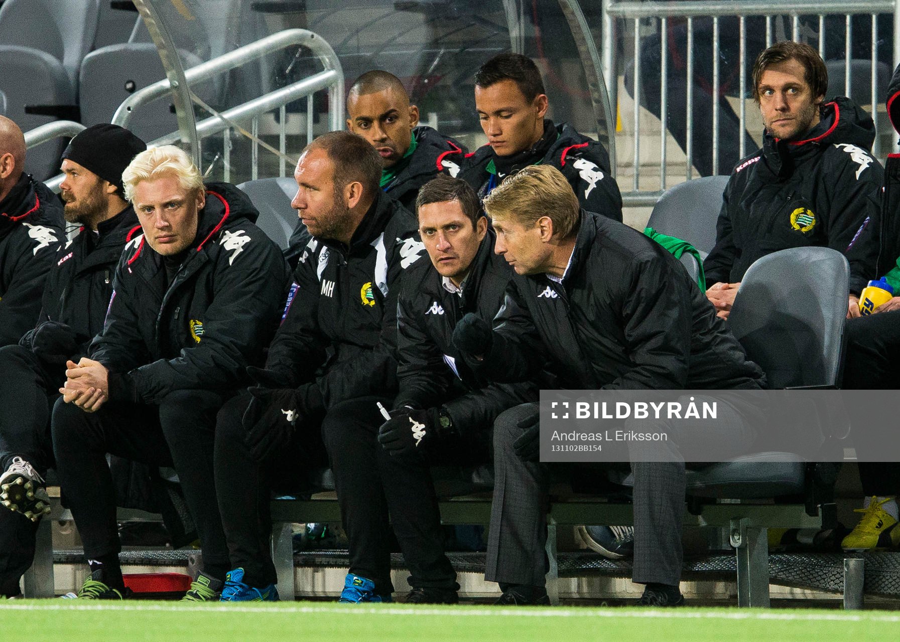 Hammarbys assisterande tränare Carlos Banda och tränare Thomas Dennerby på avbytarbänken under fotbollsmatchen i Superettan mellan Hammarby och Östersund den 2 november 2013 i Stockholm. 