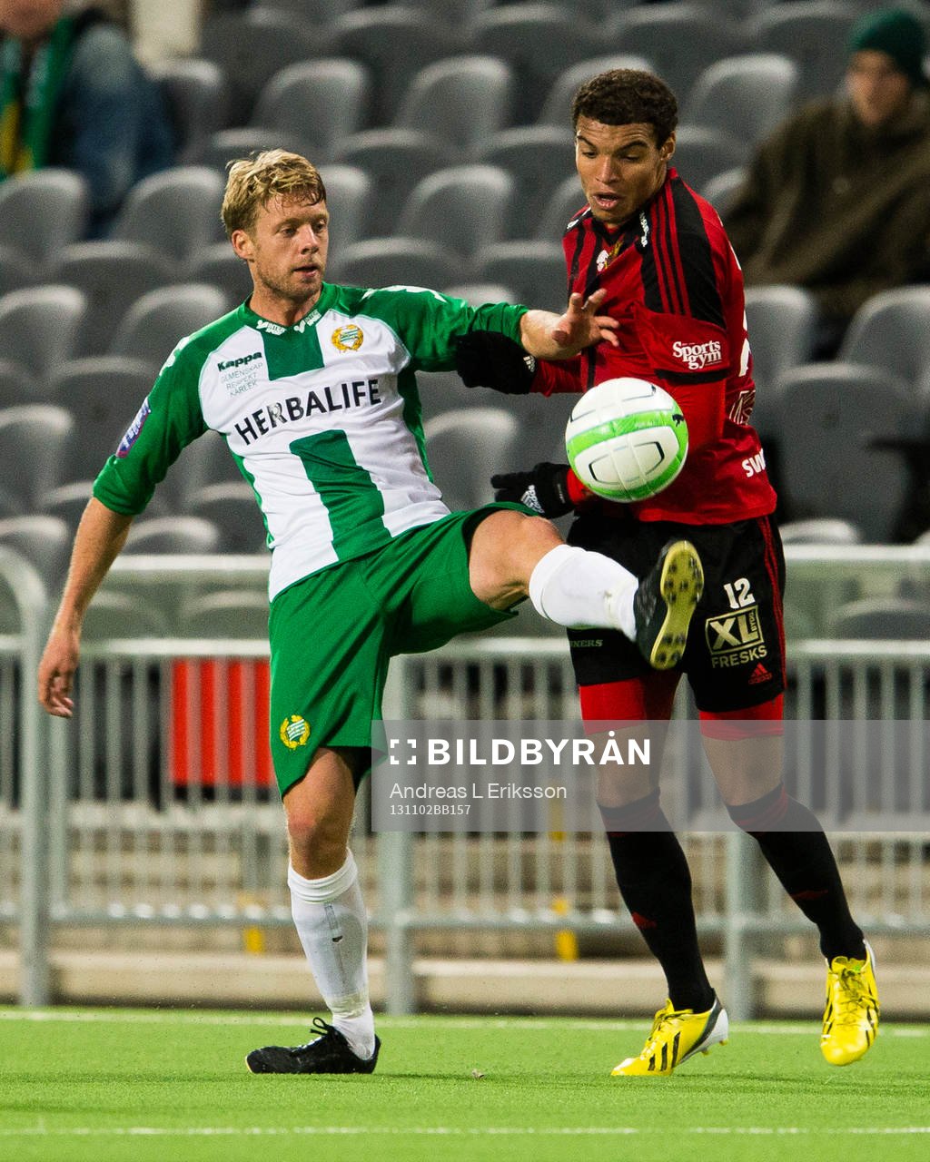 Hammarbys Mikael Rynell i kamp om bollen med Taylor Lee