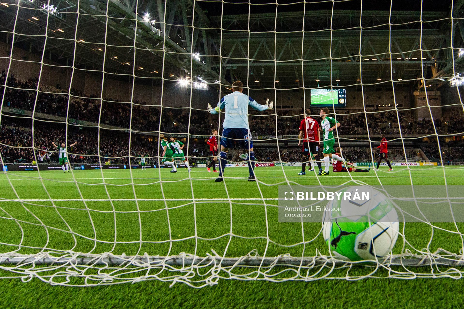 Hammarbys Mikael Rynell gör 2-1 för Hammarby bakom Östersunds målvakt Petter Augustsson under fotbollsmatchen i Superettan mellan Hammarby och Östersund den 2 november 2013 i Stockholm.