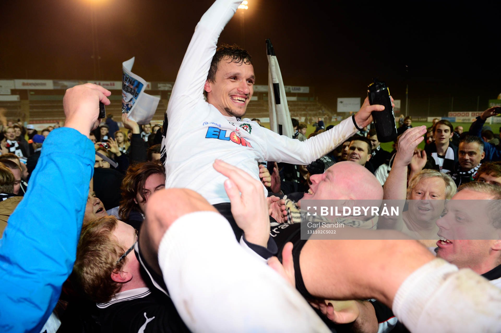 Örebros Shpetim Hasani jublar åt platsen i Allsvenskan