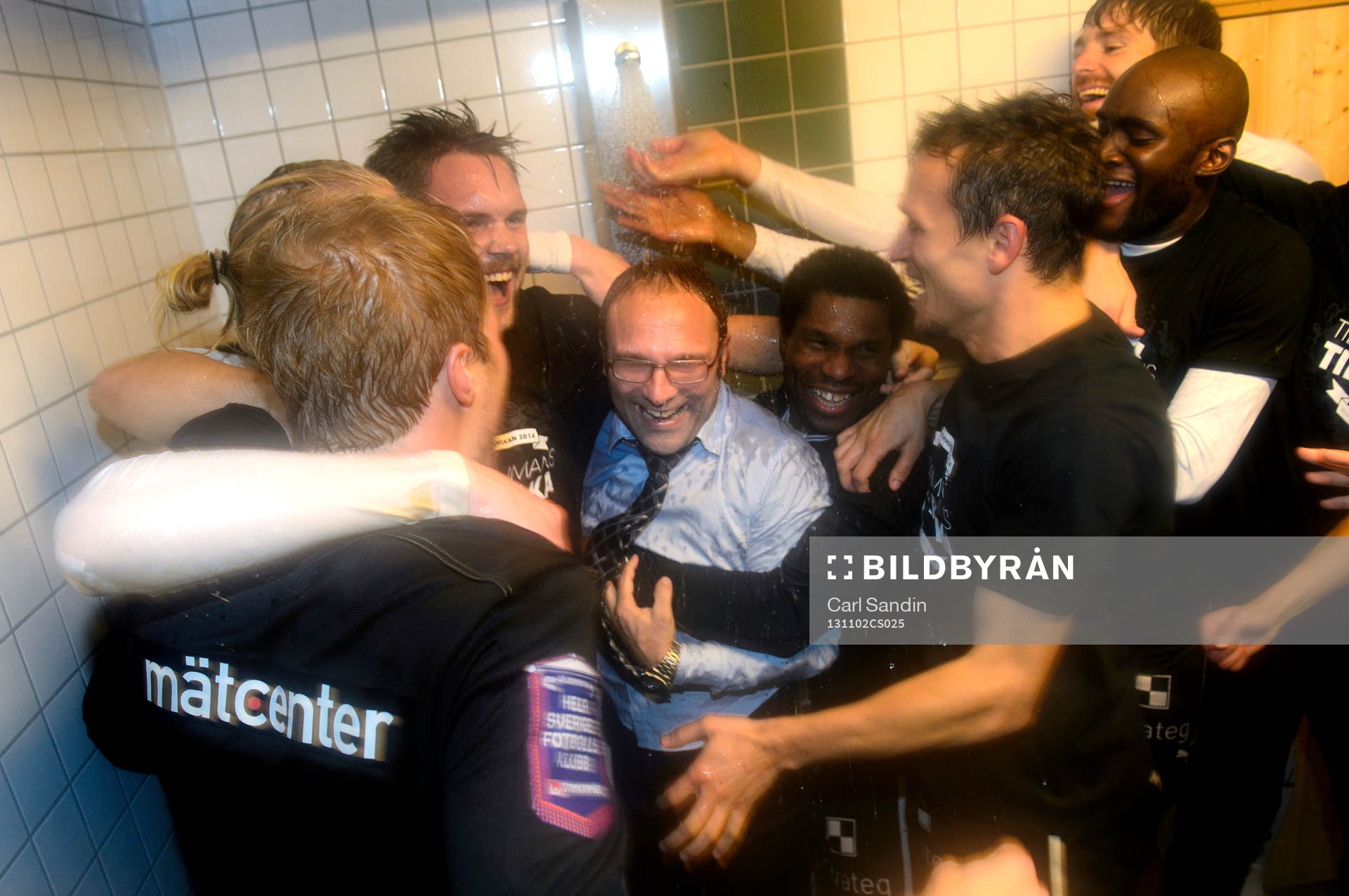 Örebrospelarna duschar tränare Per-Ola Ljung