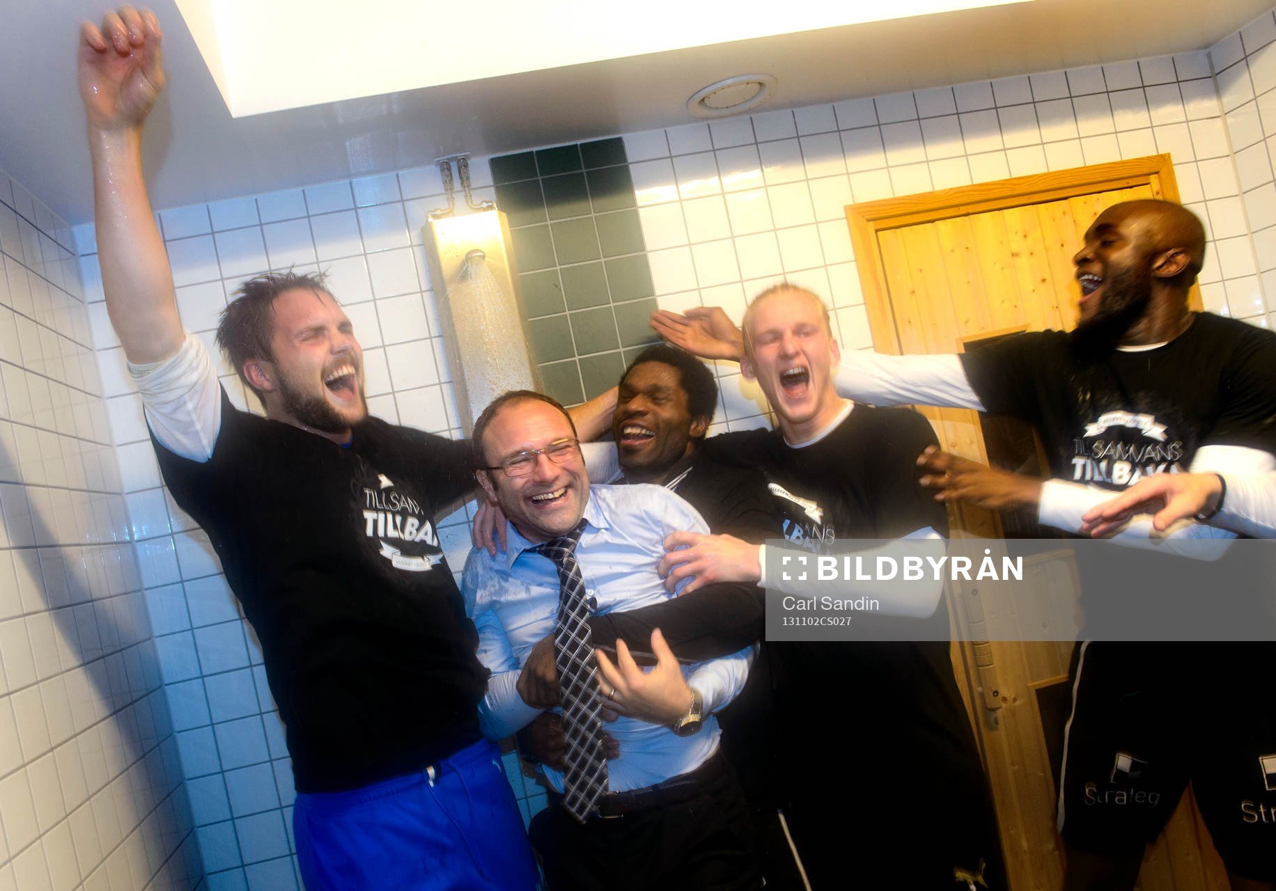 Örebrospelarna duschar tränare Per-Ola Ljung efter fotbollsmatchen i superettan mellan Ljungskile och Örebro den 2 november 2013 i Ljungskile.
