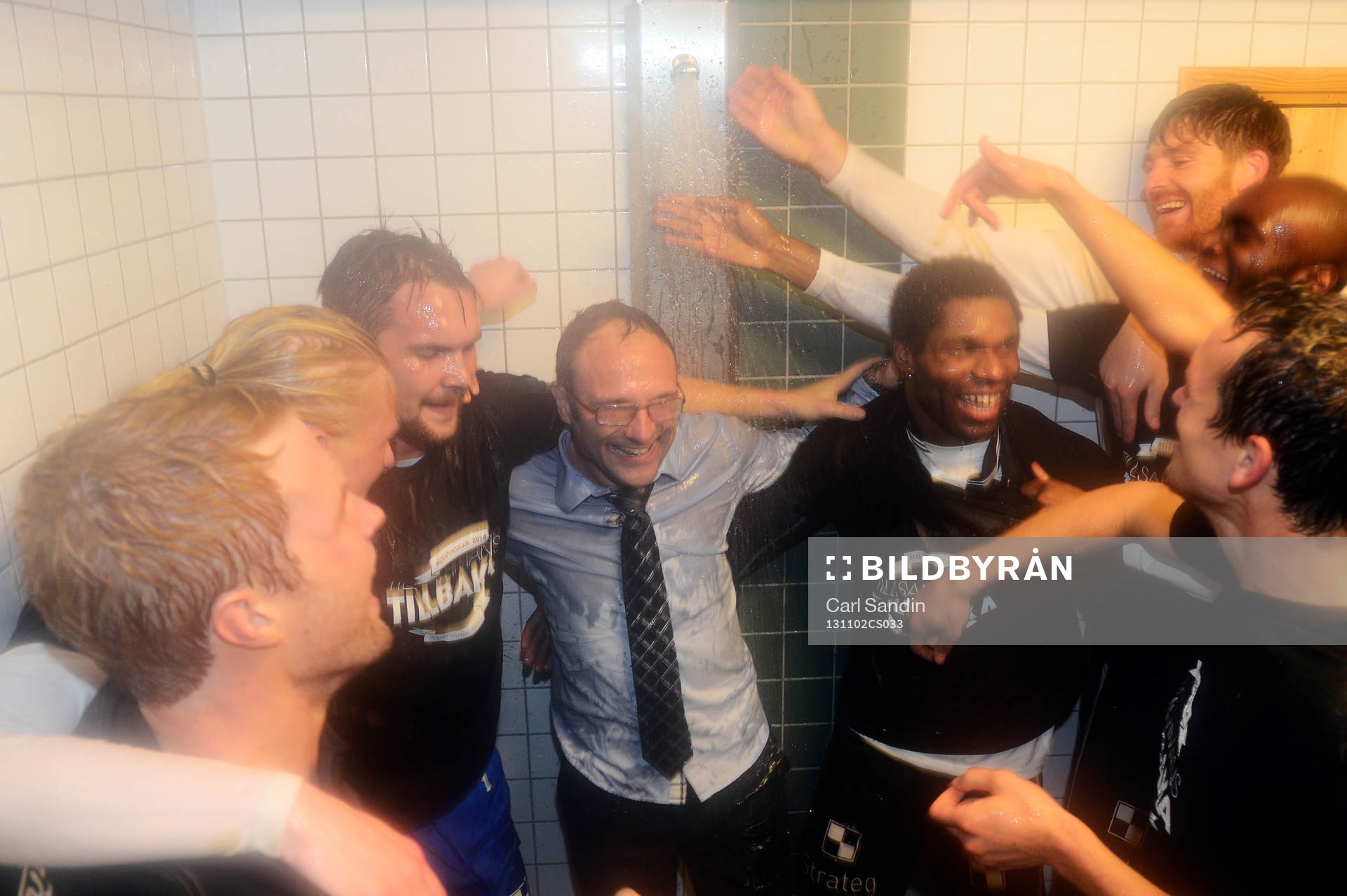 Örebrosspelare duschar Örebros tränare Per-Ola Ljung och