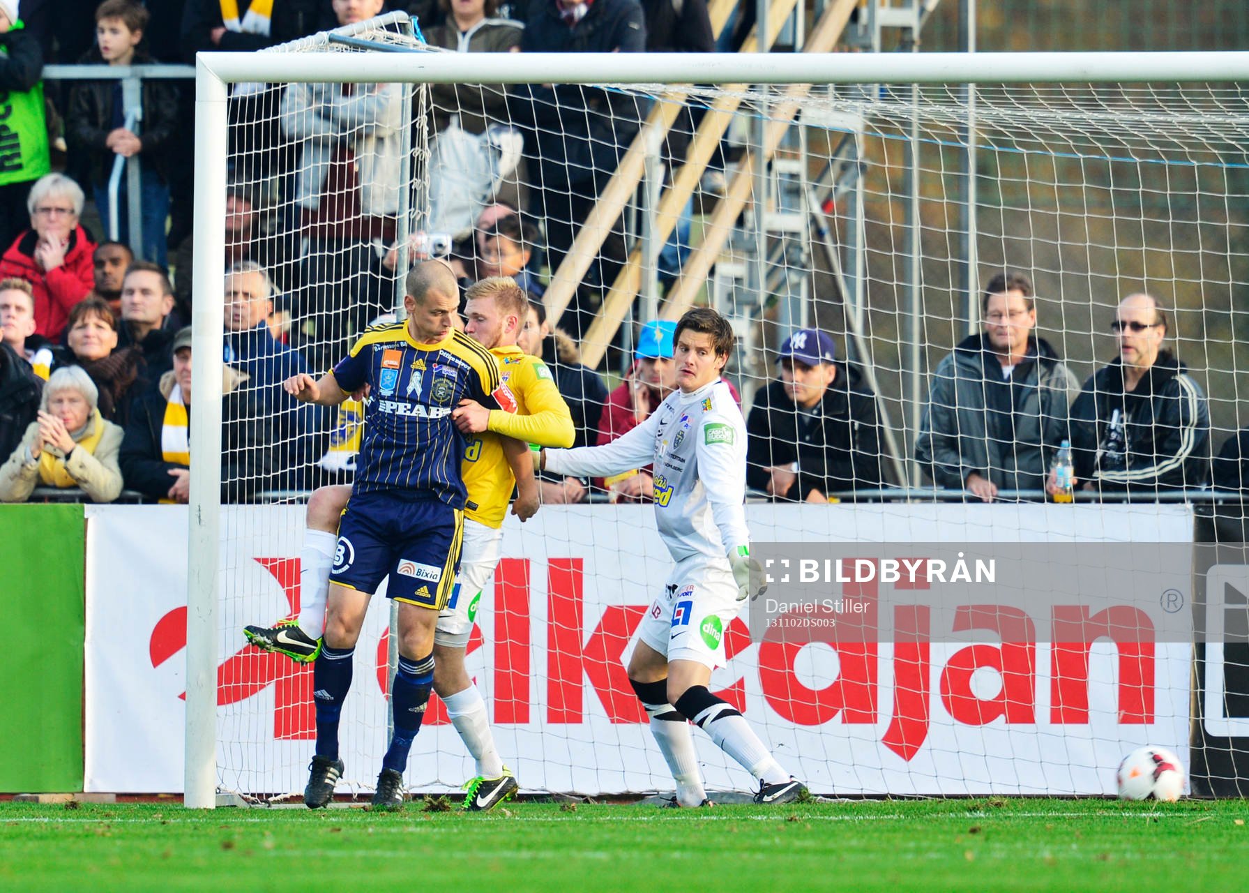 Falkenbergs målvakt Johan Brattberg ser 0-1 gå in direkt