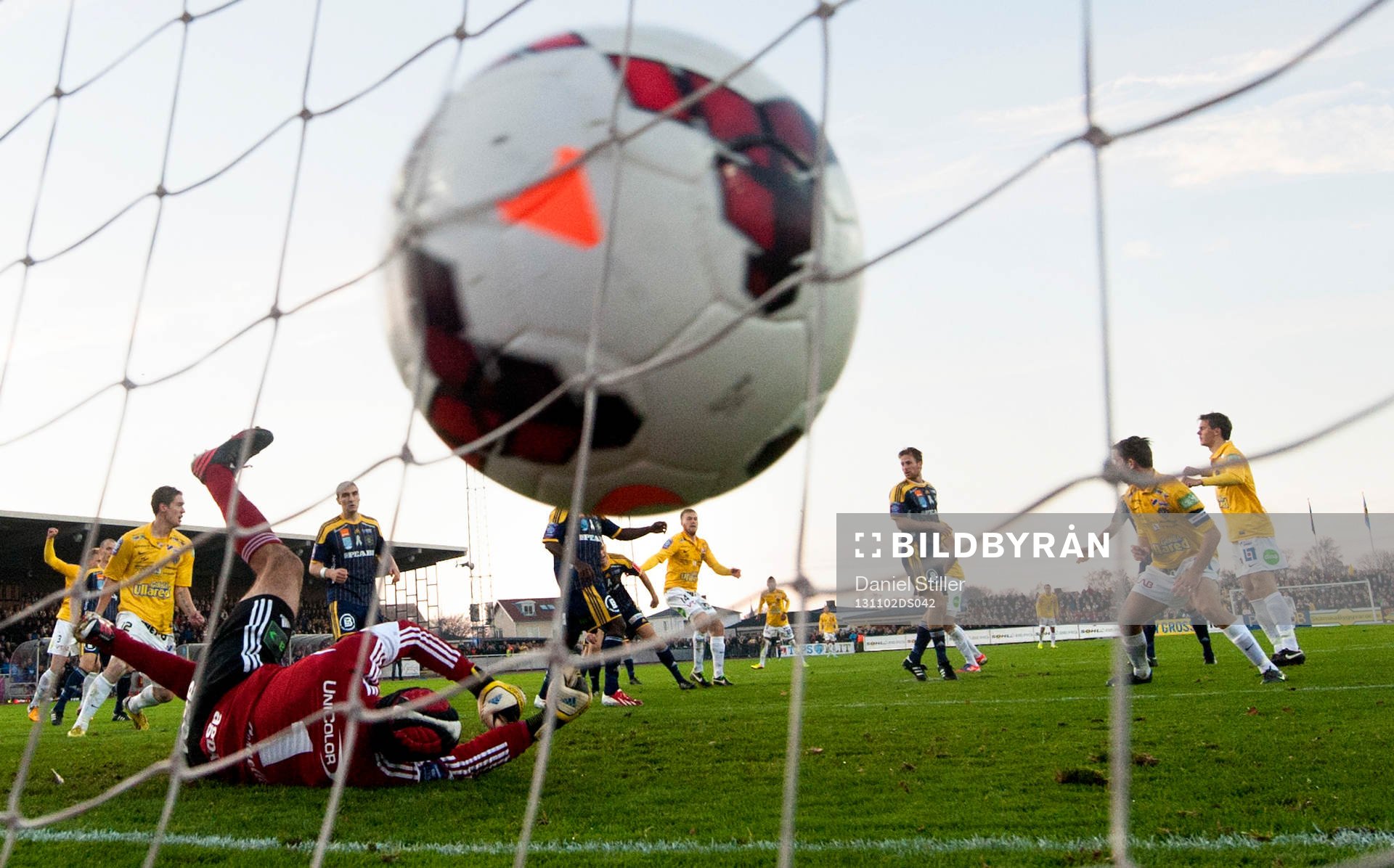 Falkenbergs Per Karlsson gör 2-1 bakom Ängelholms