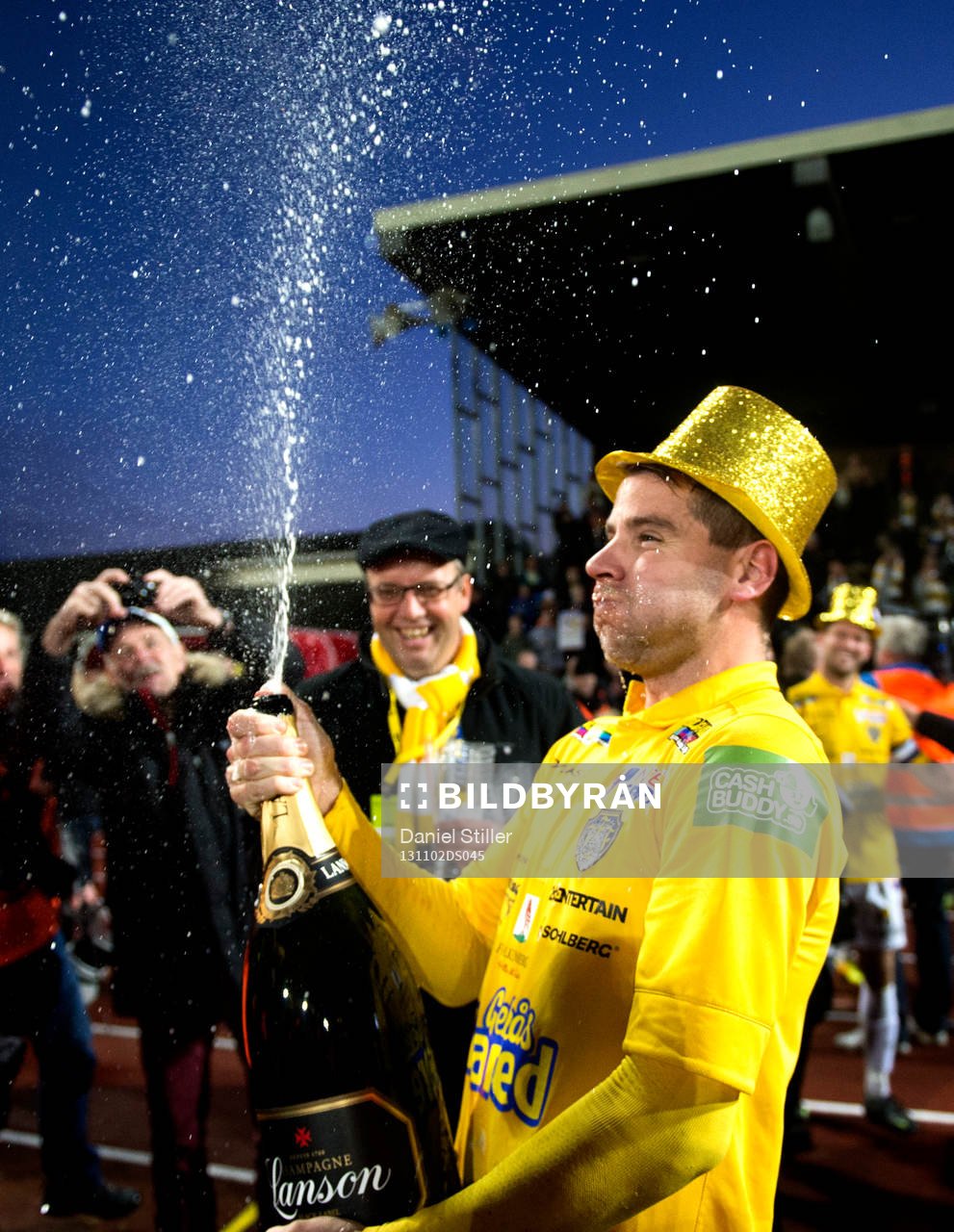 Falkenbergs Stefan Rodevåg firar med champagne