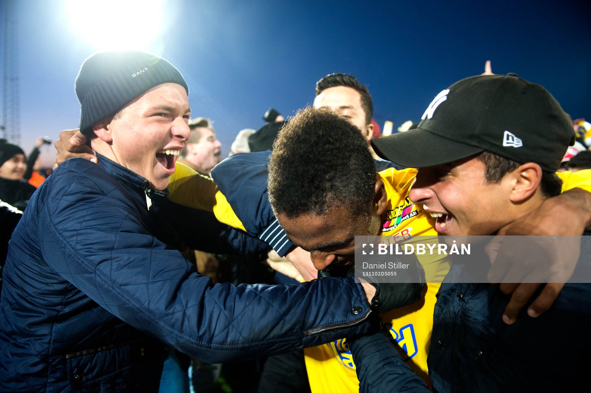 Jublande fans kramar om Niclas Eliasson