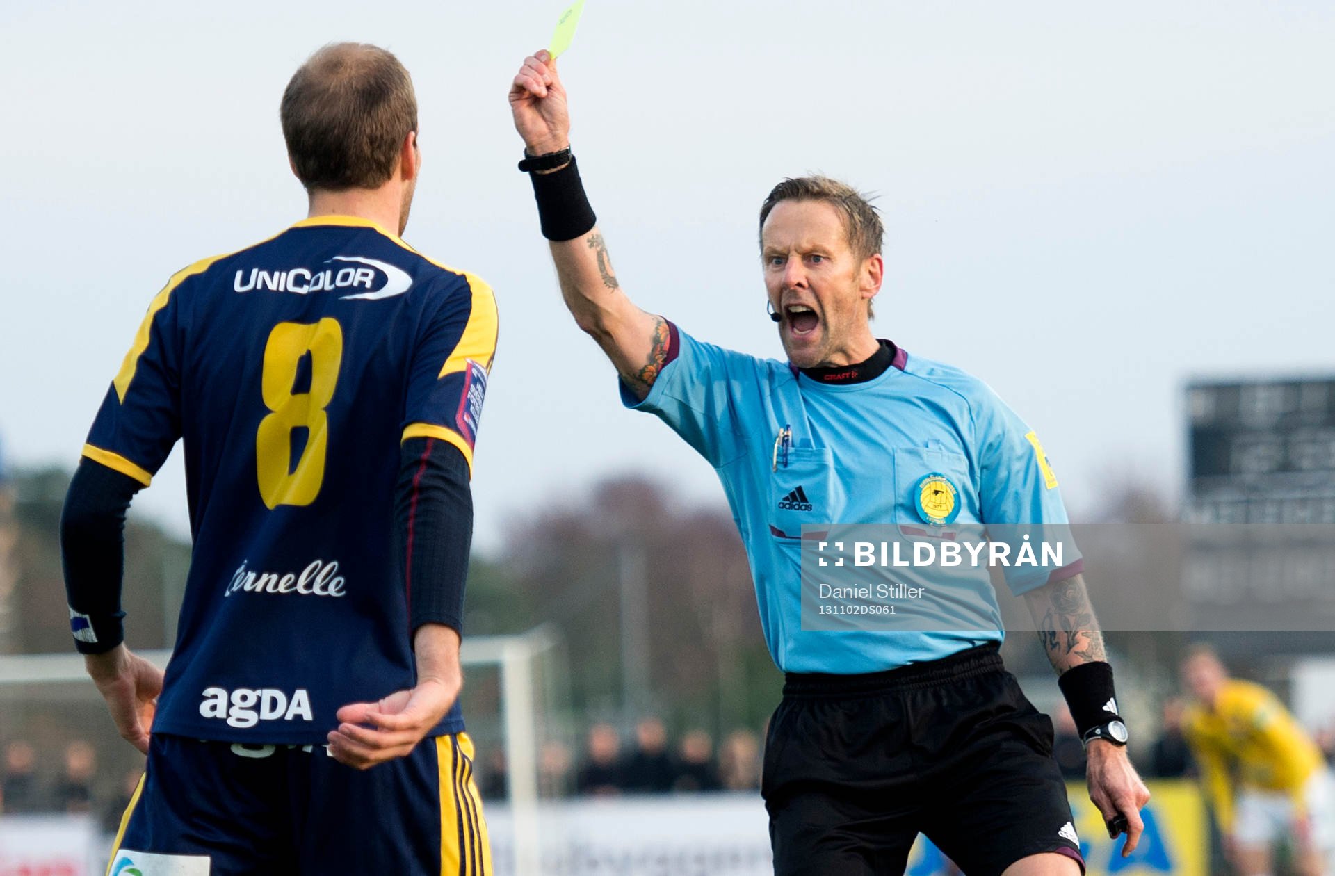 Domare Lars Olsson ger Ängelholms Mikael Dahlgren gult kort