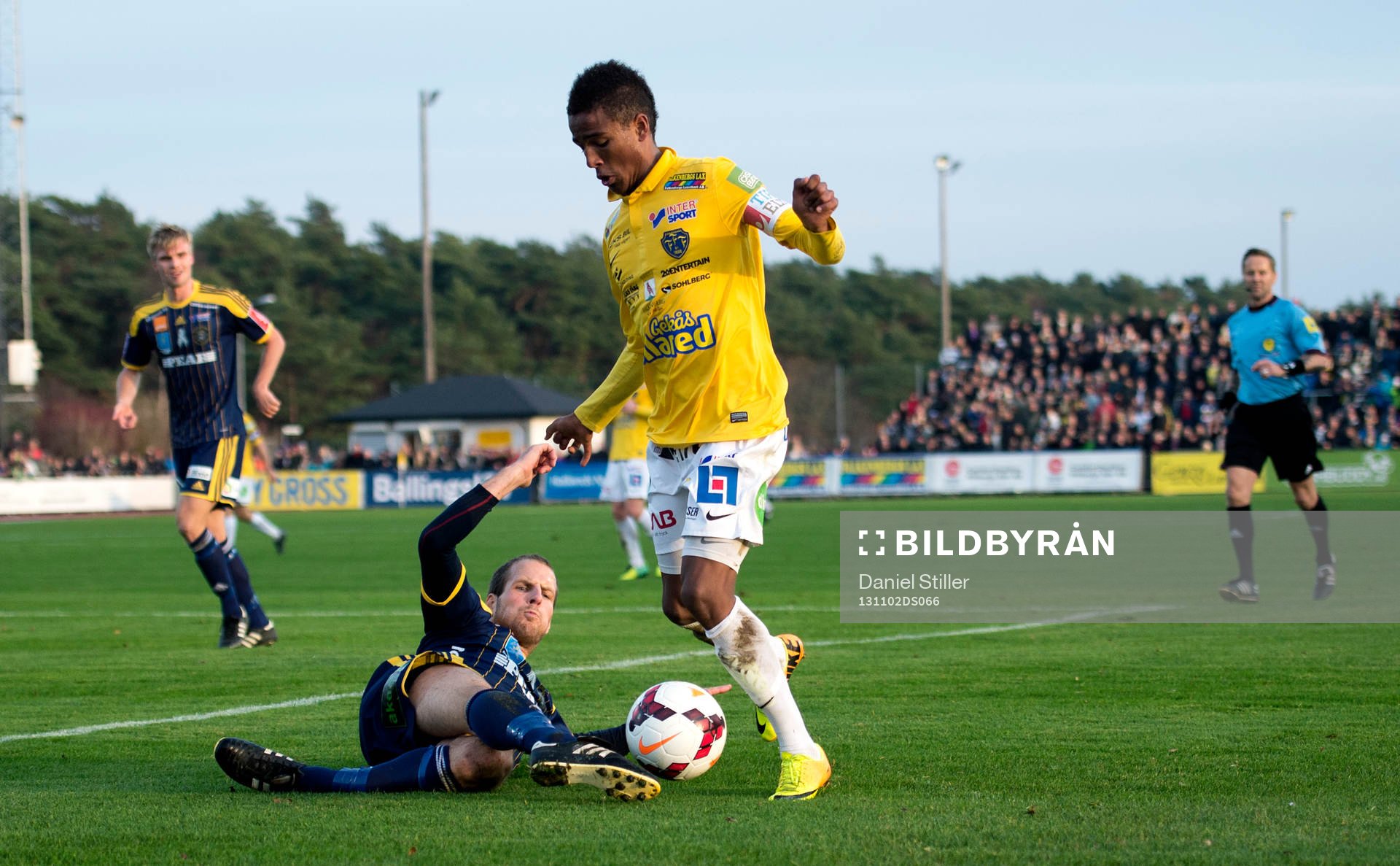 Ängelholms Mikael Dahlgren bryter bollen av Falkenbergs