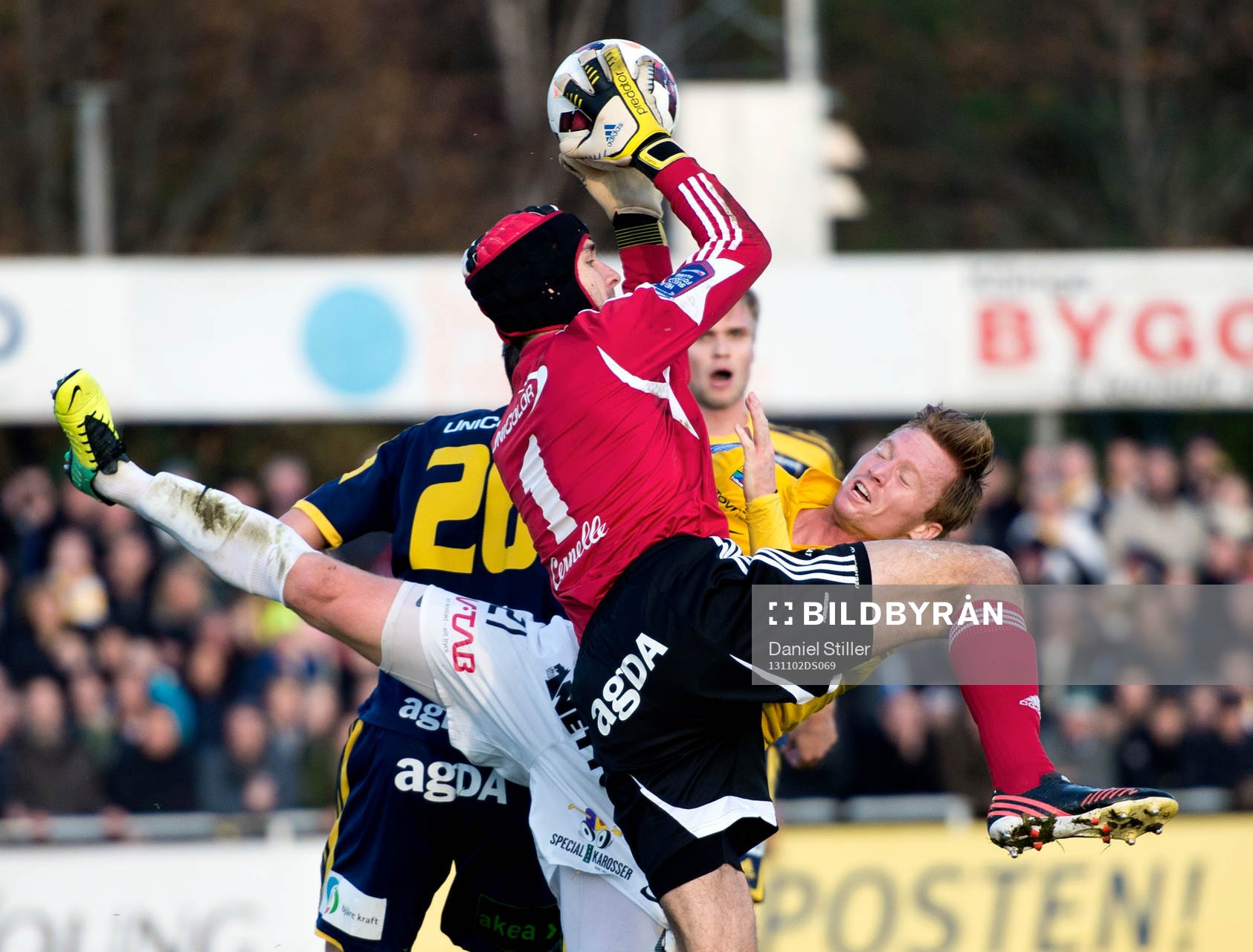 Ängelholms målvakt Matt Pyzdrowski plockar bollen