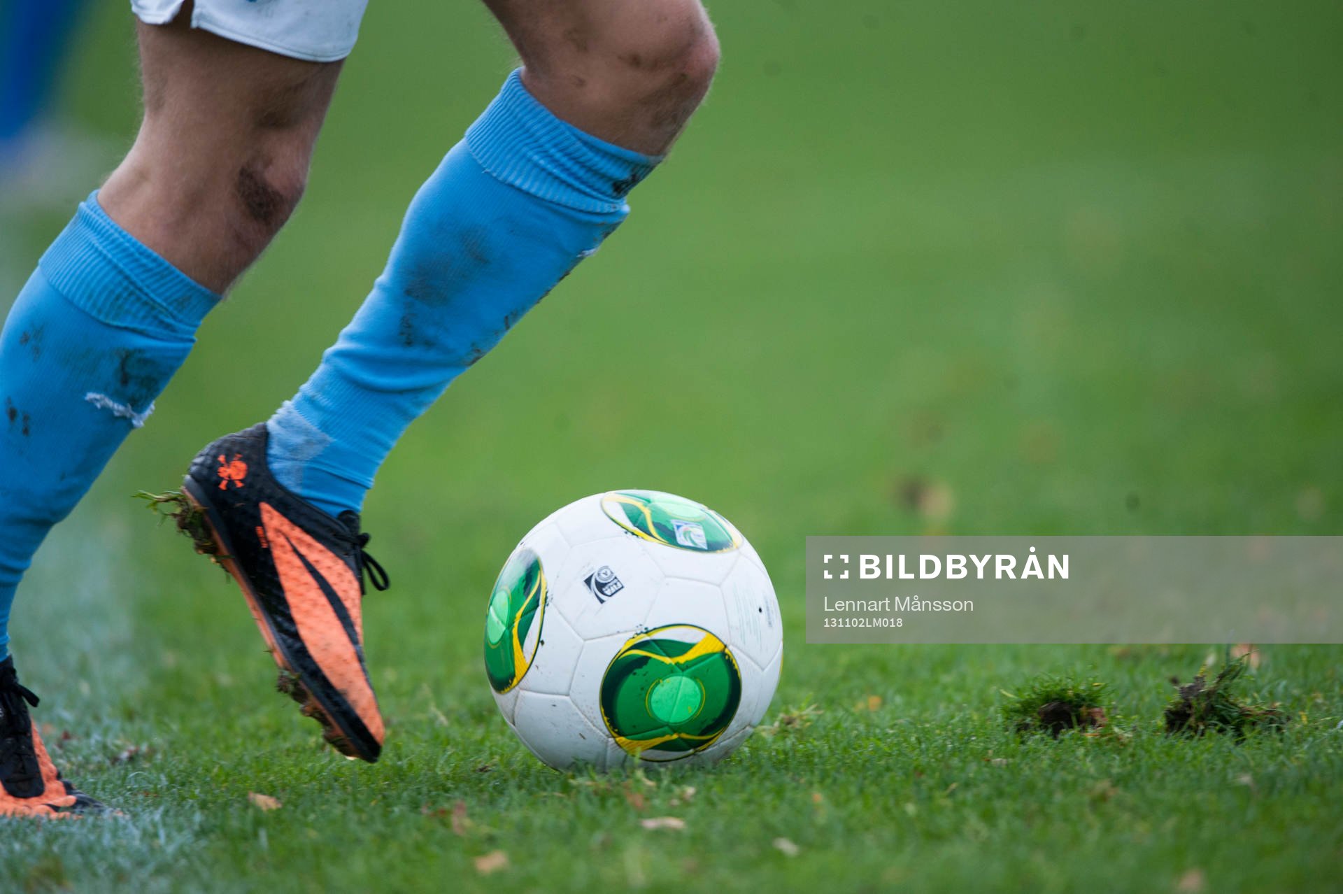 Fotboll, fotbollsskor Nike, gräs, grästuvor i SM-finalen