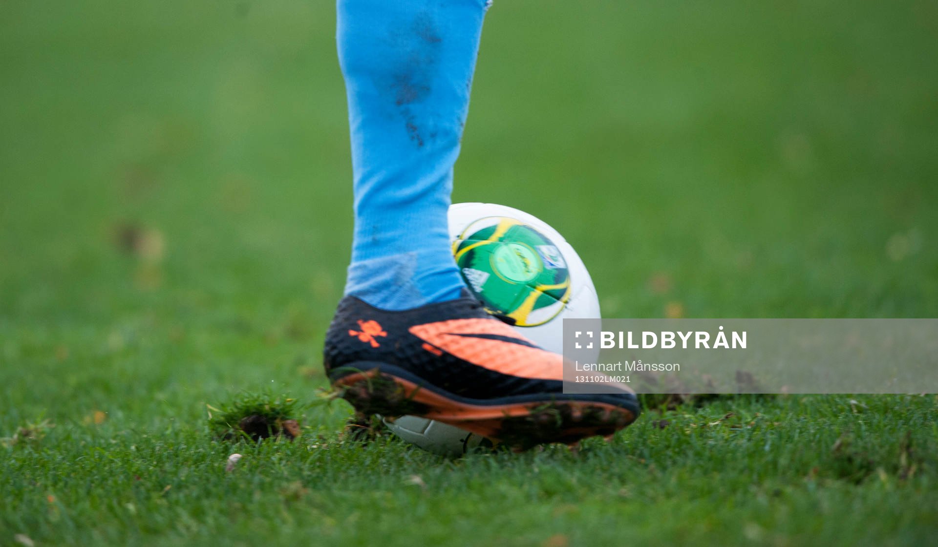 Fotboll, fotbollsskor Nike, gräs, grästuvor i SM-finalen