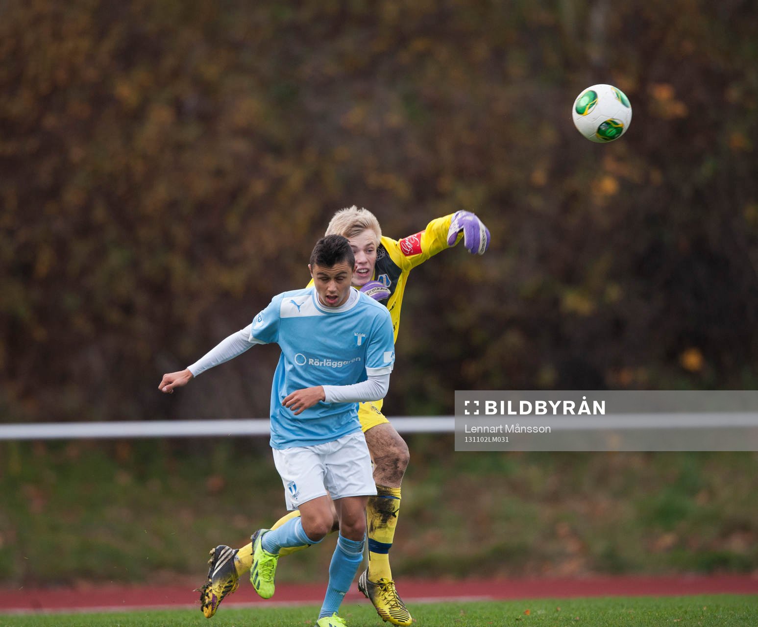 Halmstads målvakt Isak Pettersson tacklas i SM-finalen