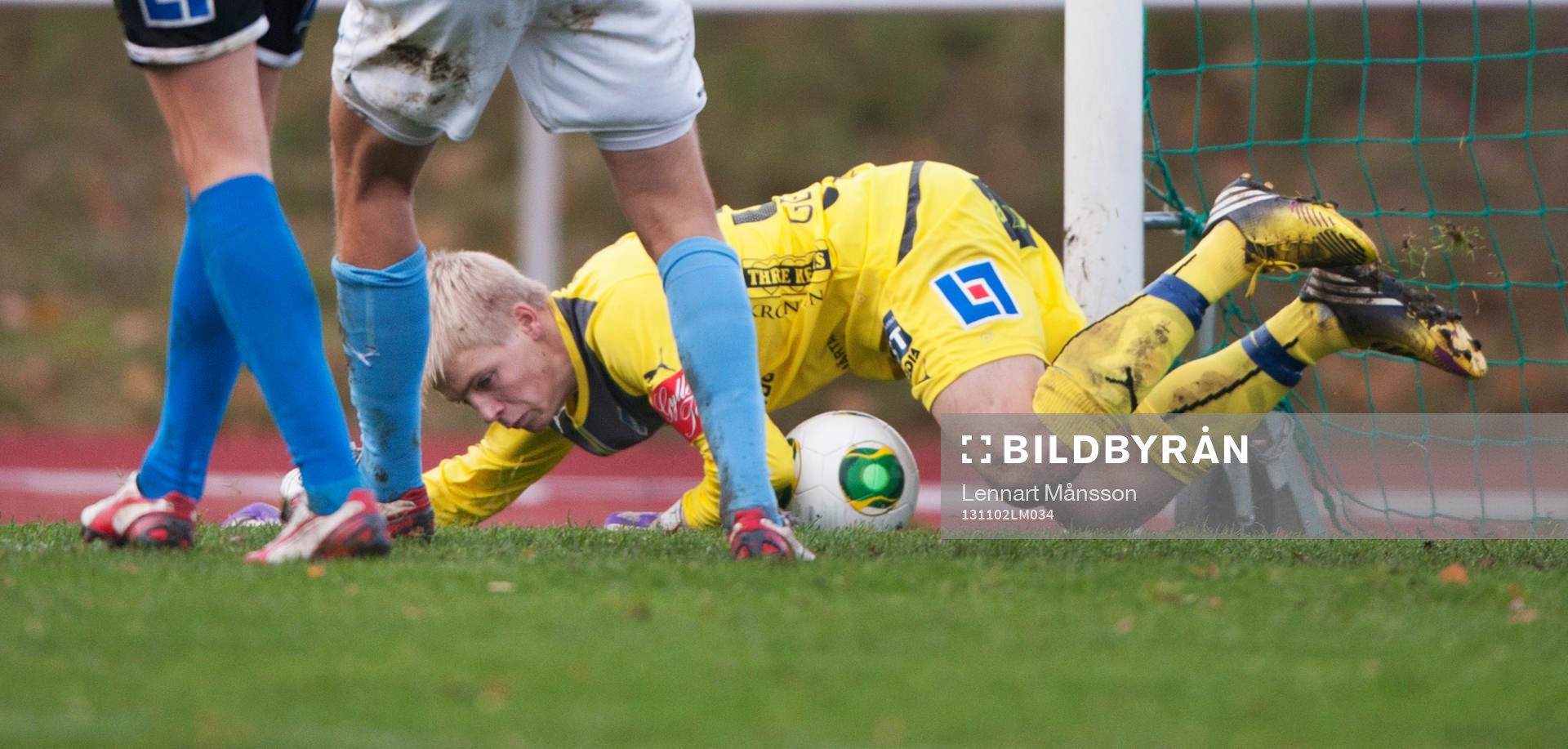 Halmstads målvakt Isak Pettersson räddar i SM-finalen