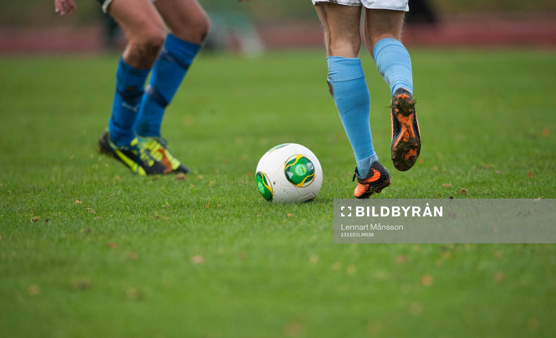 Fotboll, fotbollsskor Nike, gräs, grästuvor  i SM-finalen