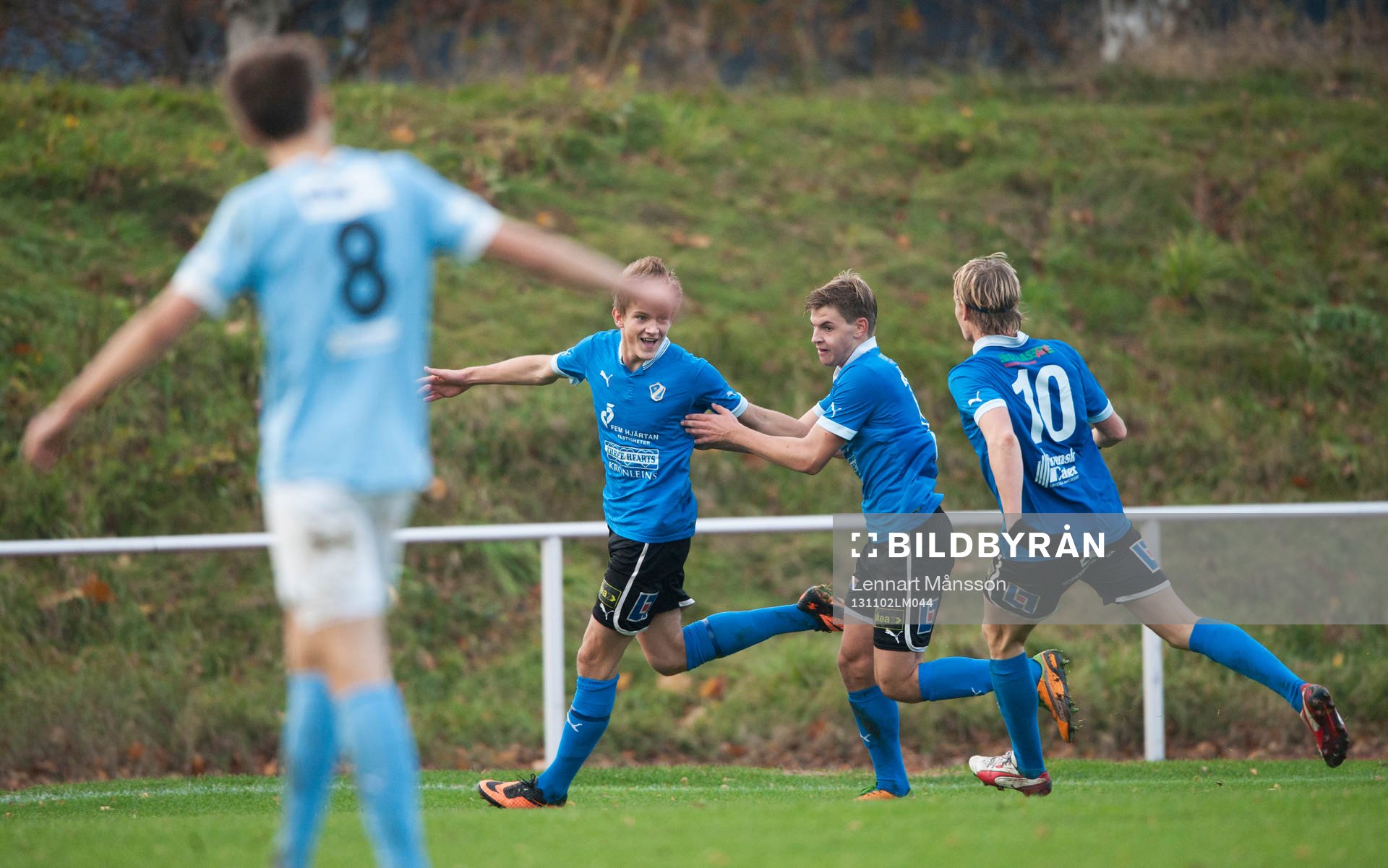Halmstads Jacob Ling-Vannerus har gjort 2-1 och grattas i