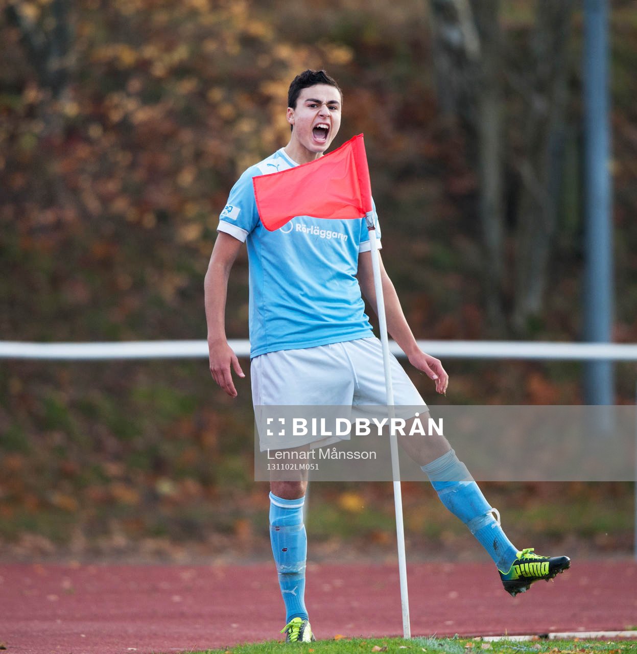 Malmös Deniz Hümmet har gjort 2-2 och jublar med