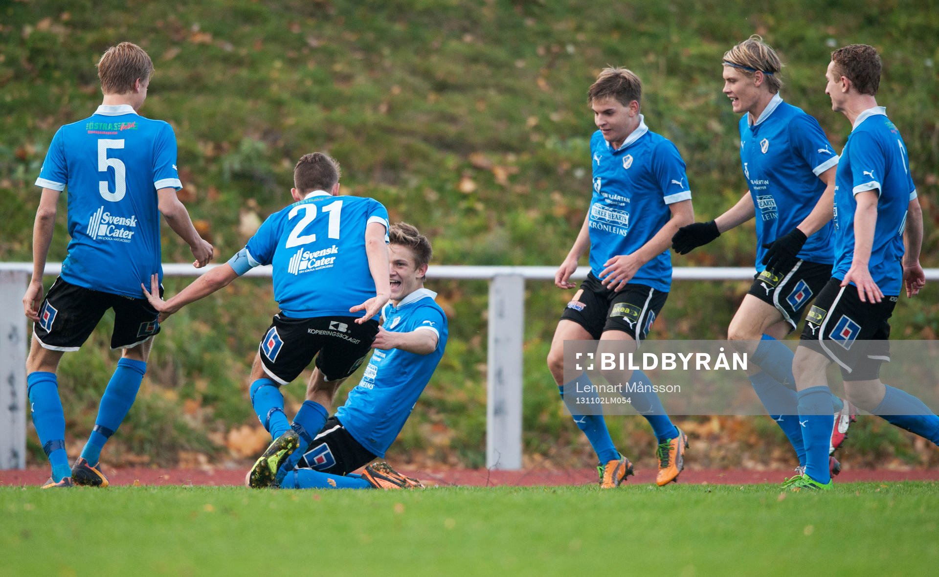 Halmstads Jacob Ling-Vannerus har gjort 2-1 och grattas av