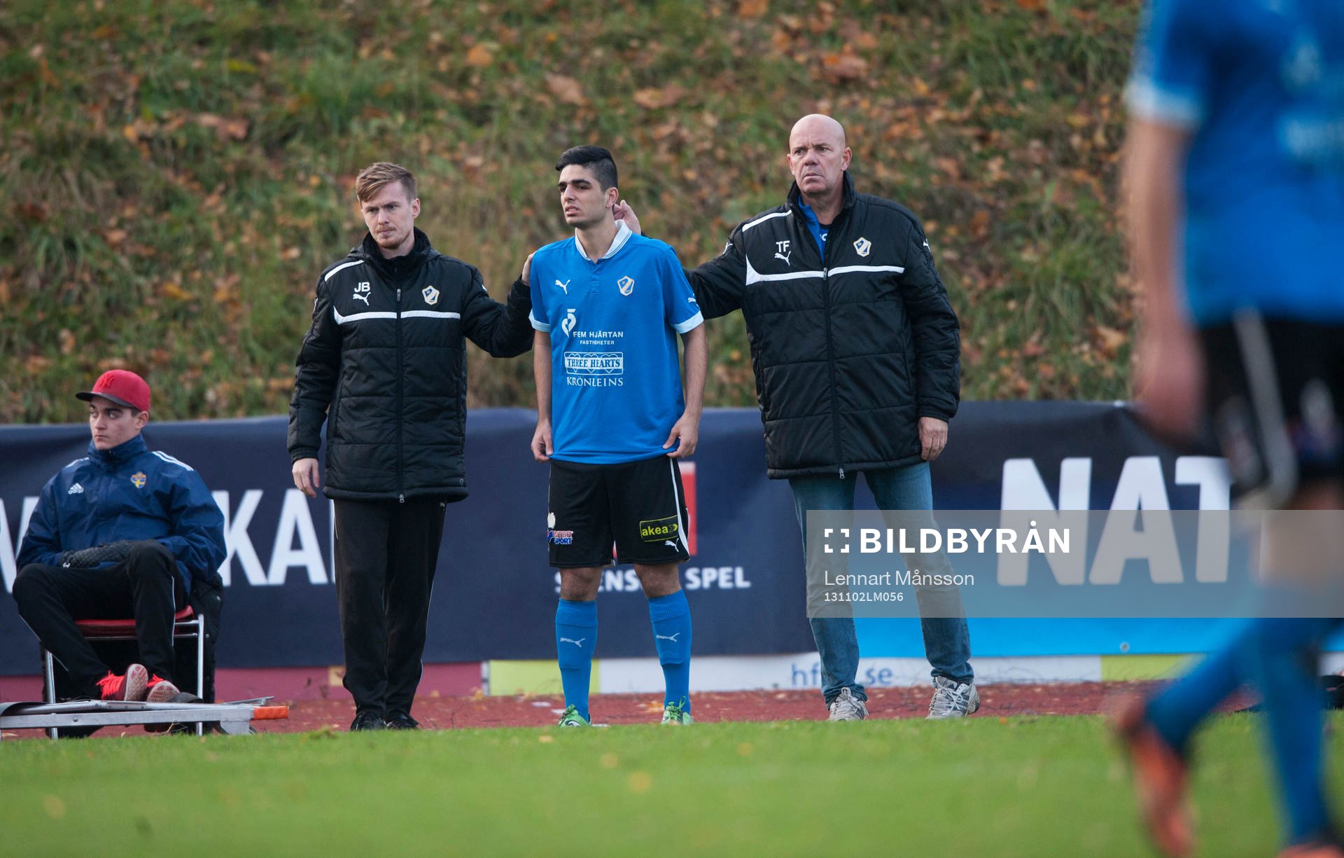 Halmstads tränare Tommy Frejdh byter in en spelare i