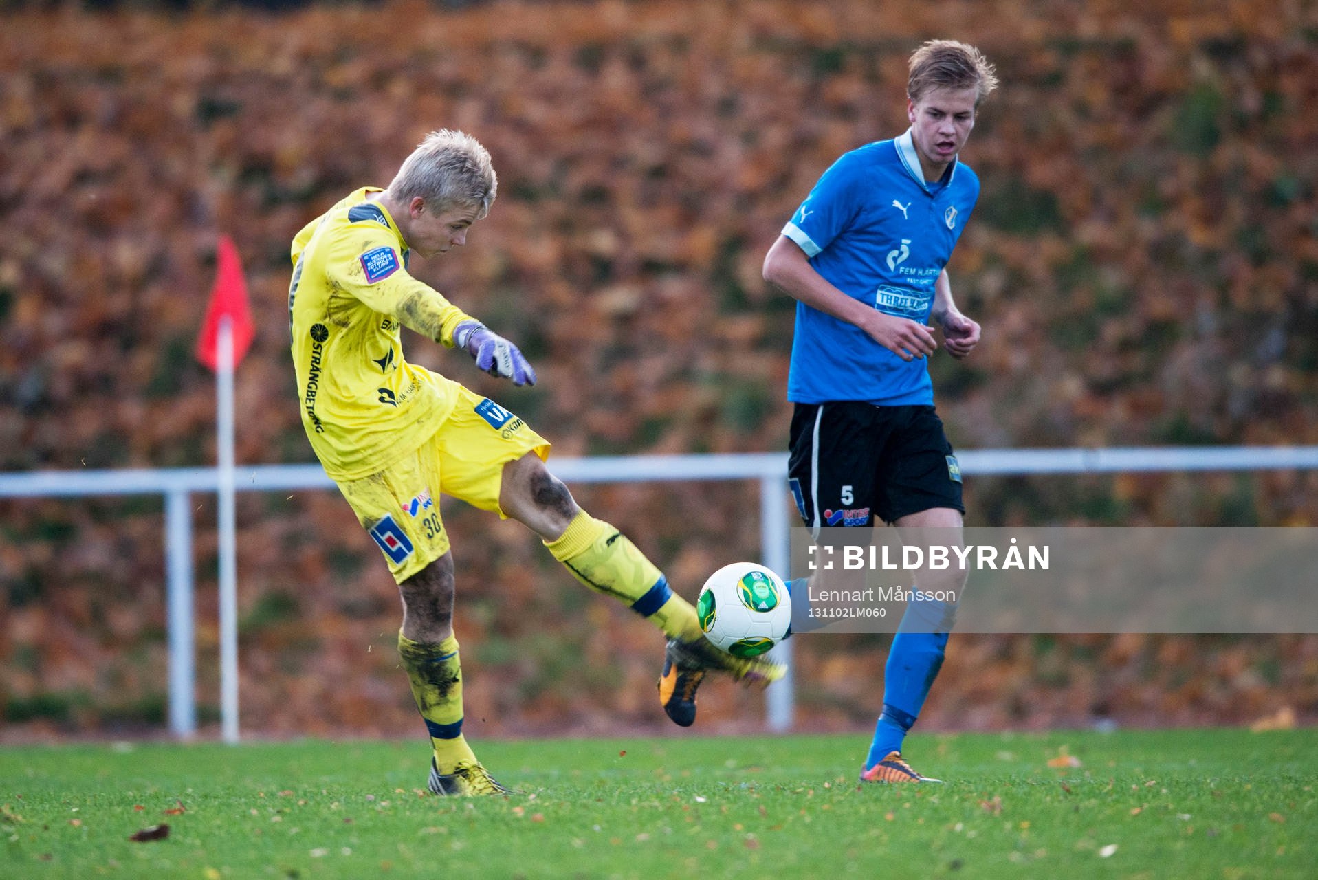Halmstads målvakt Isak Pettersson sparkar in bollen i