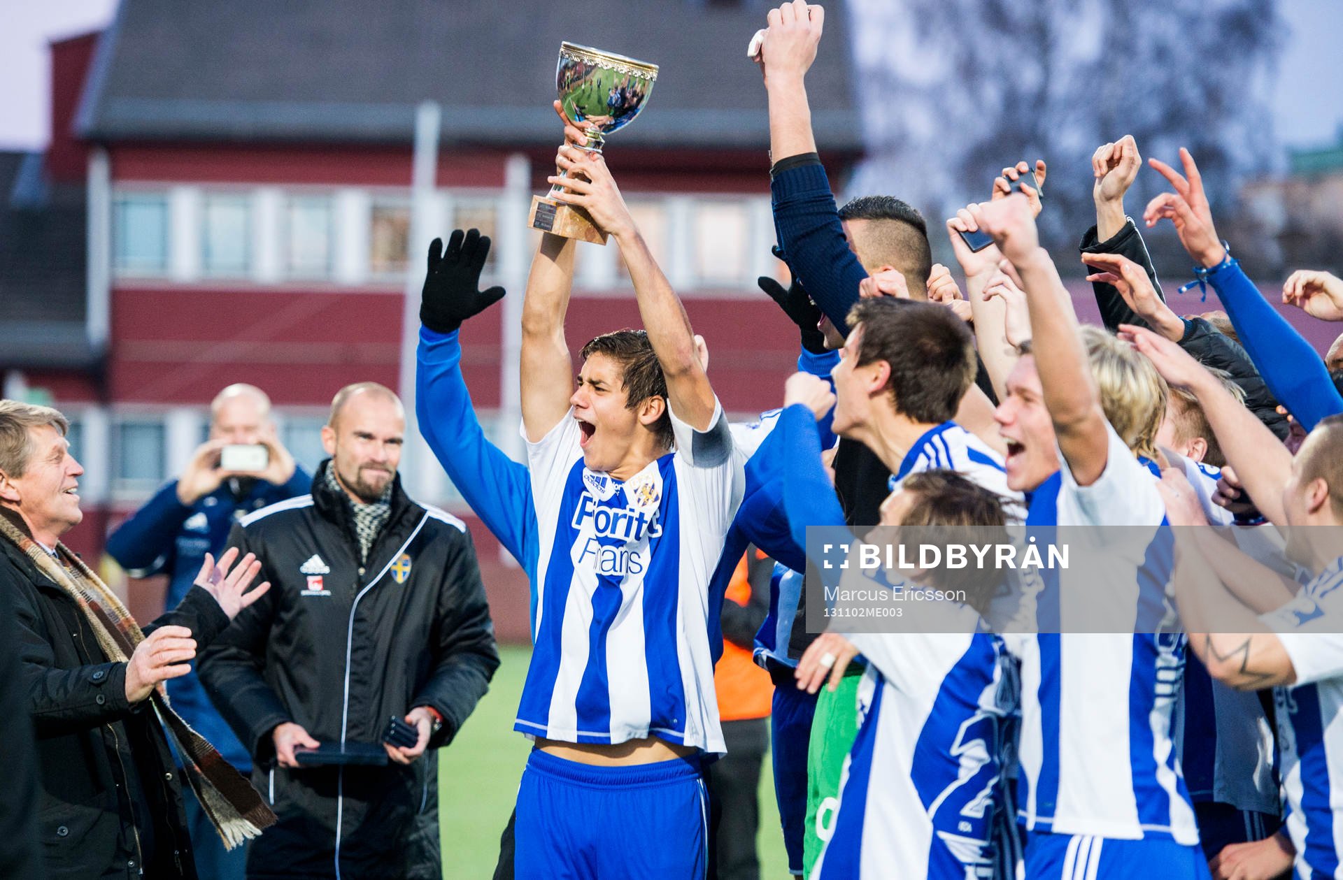 Göteborgs lagkapten David Gutierrez Arvidsson lyfter