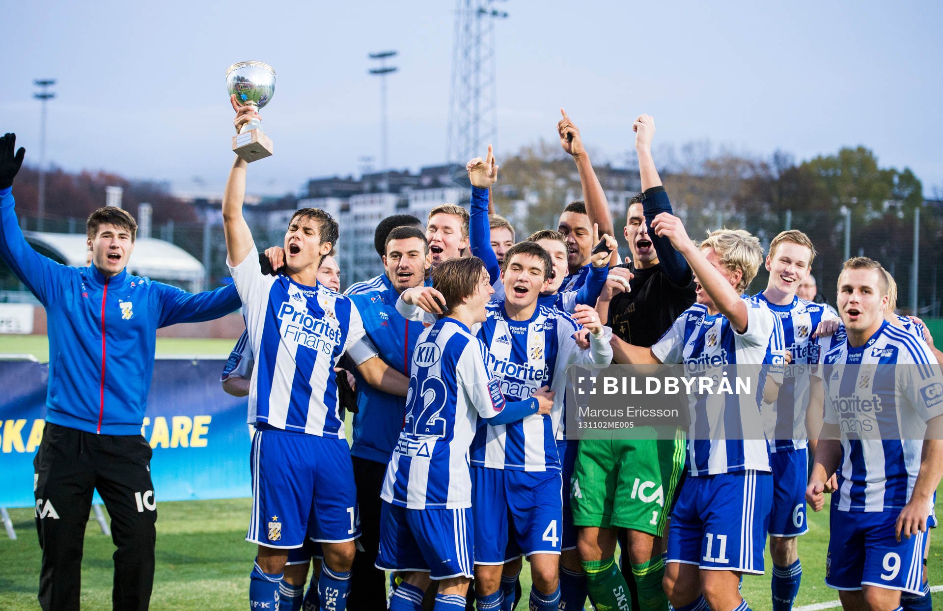 Göteborgs lagkapten David Gutierrez Arvidsson lyfter