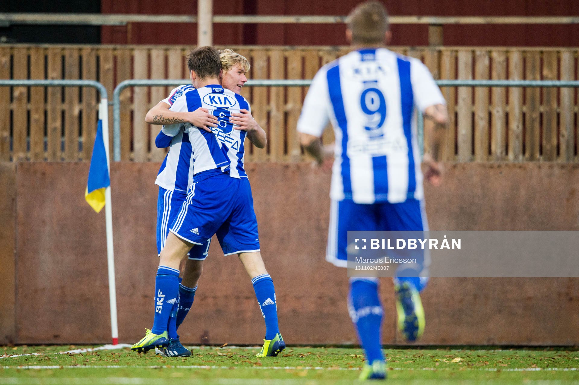 Göteborgs Victor Edvardsen kramas om av Karl Bohm i