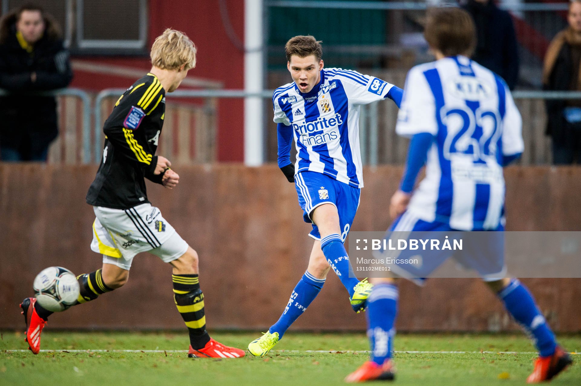 Göteborgs Karl Bohm drar iväg bollen under fotbollsmatchen mellan AIK och Göteborg i U19-slutpel den 26 oktober 2013 i Stockholm.