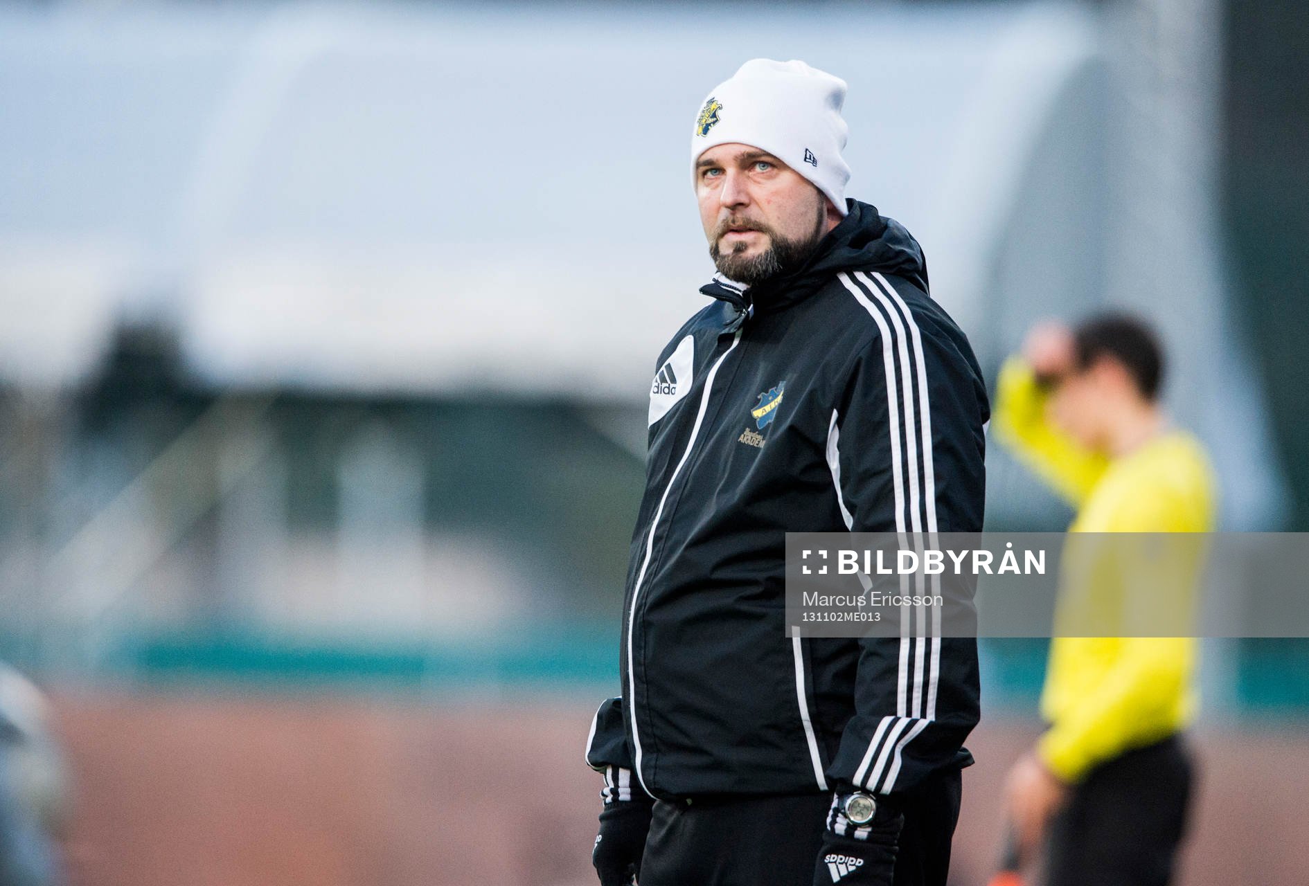 AIKs tränare Peter Wennberg under fotbollsmatchen mellan AIK och Göteborg i U19-slutpel den 26 oktober 2013 i Stockholm.
